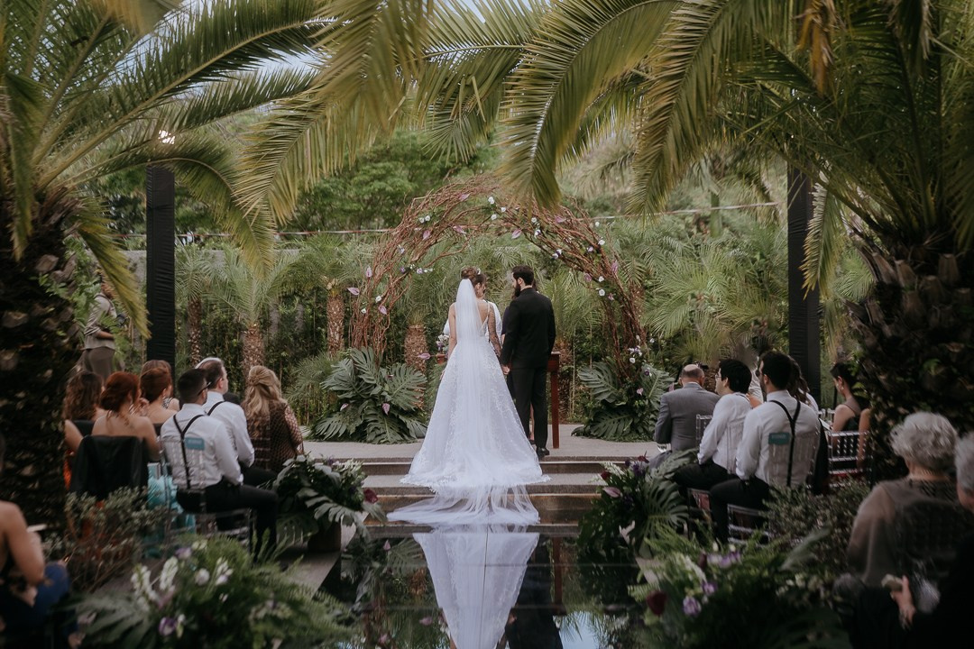 Fotógrafos documentais em Belo Horizonte registrando o casamento de Cecília e João no Liac Pampulha com leveza e naturalidade.
