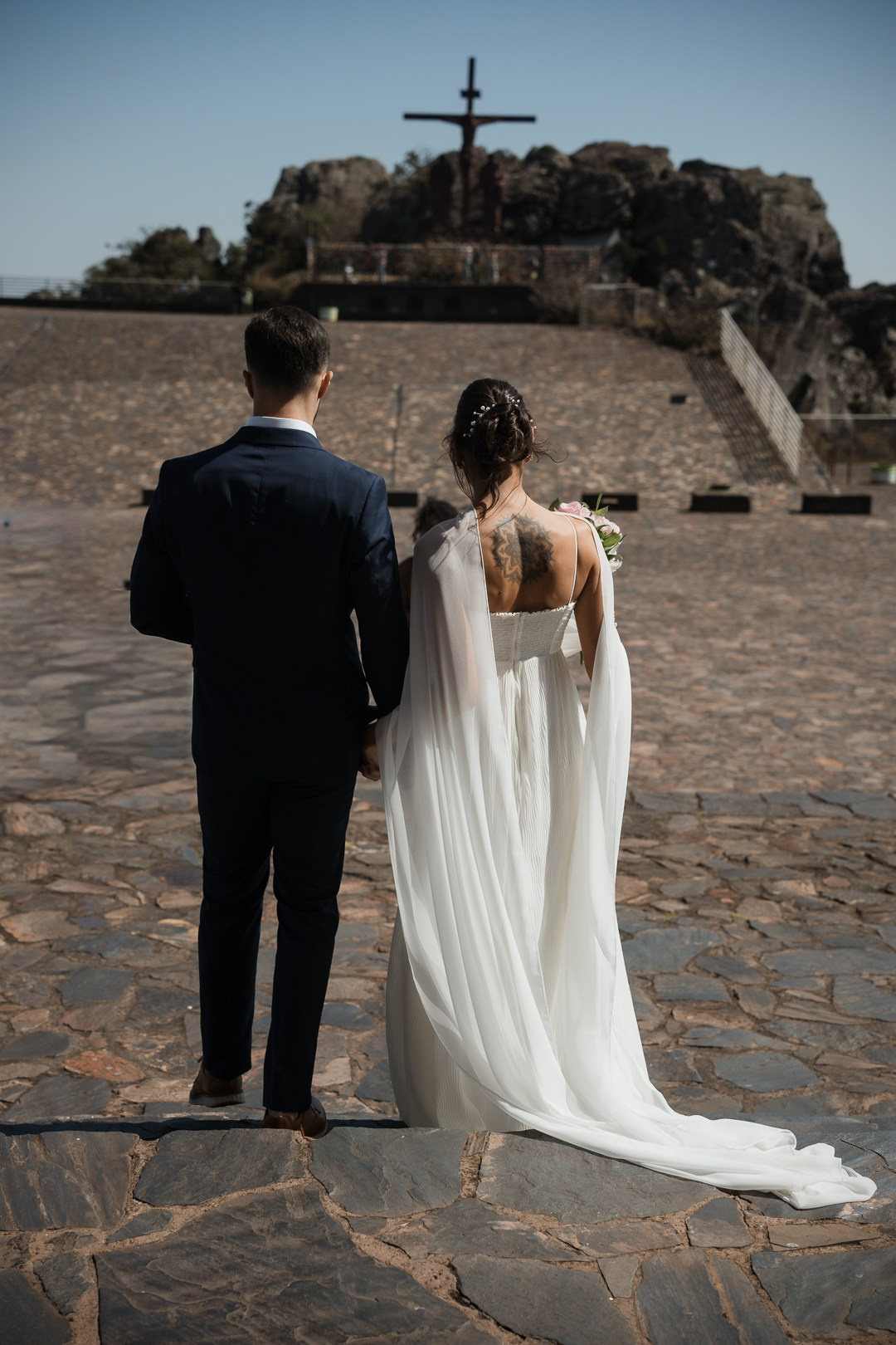 Julianne e Helder celebraram seu casamento no Santuário de Nossa Senhora da Piedade com cobertura documental da Edu e Josi Fotografia em um cenário emocionante de Minas Gerais.