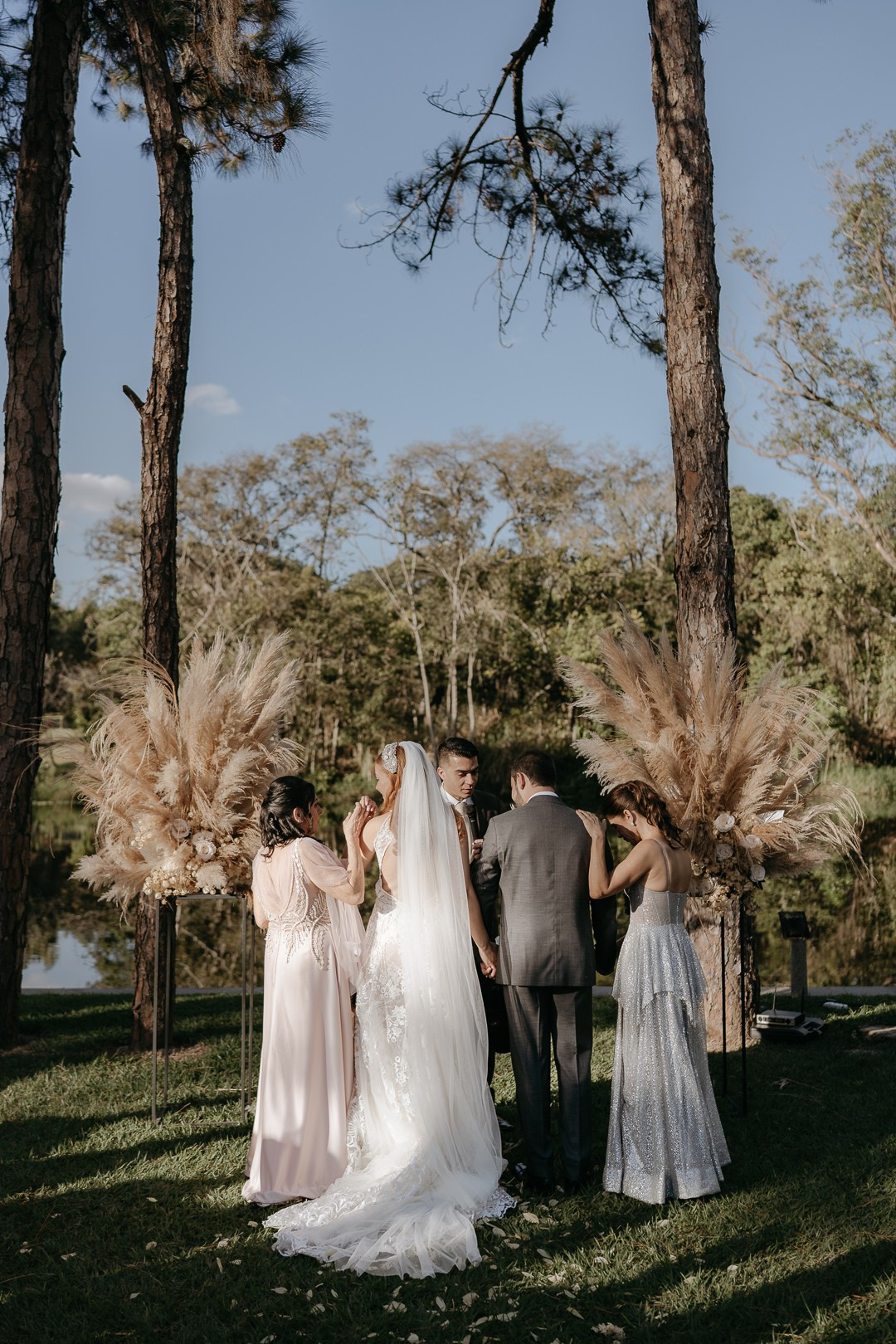 Casamento documental de Vivian e Paulo no Espaço Bodocó em Betim com estilo boho folk, luz natural e festa cheia de alegria. A Edu e Josi Fotografia registrou cada momento com sensibilidade e autenticidade.