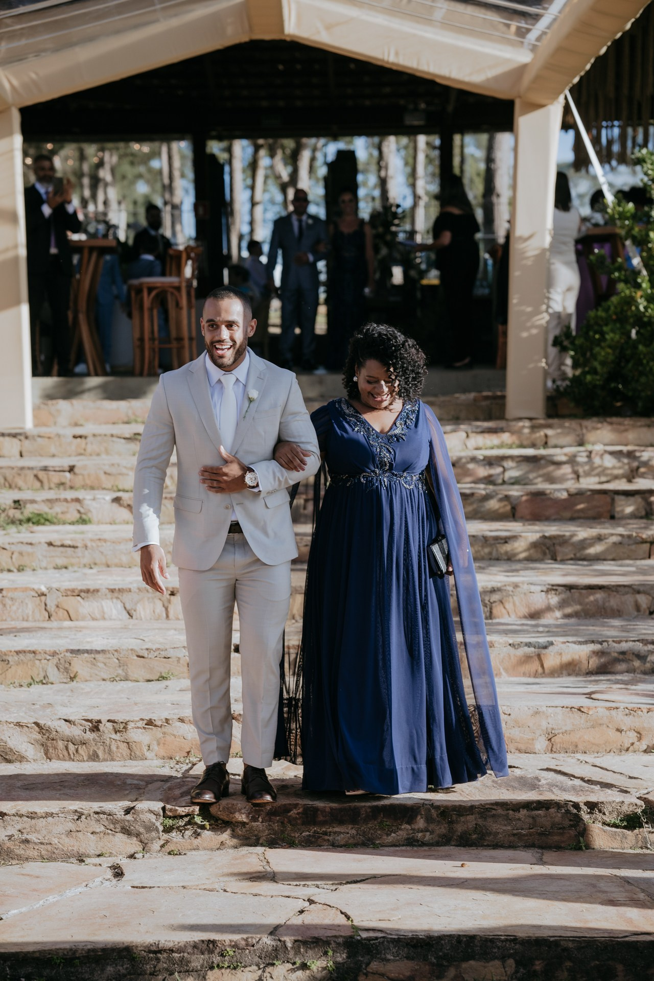 Fotografia documental elegante de Andressa e Henrique no Vila Relicário realizada pela Edu e Josi Fotografia em Minas Gerais.