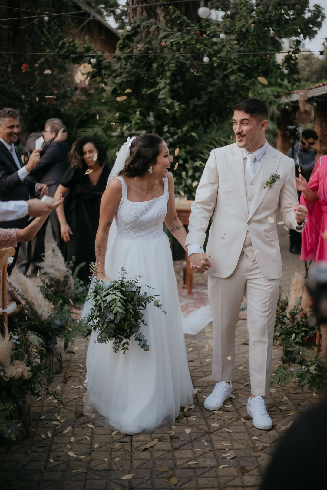 Casamento intimista no Vila Rica Pampulha MG com Débora e André e fotografia documental da Edu e Josi Fotografia em clima romântico.