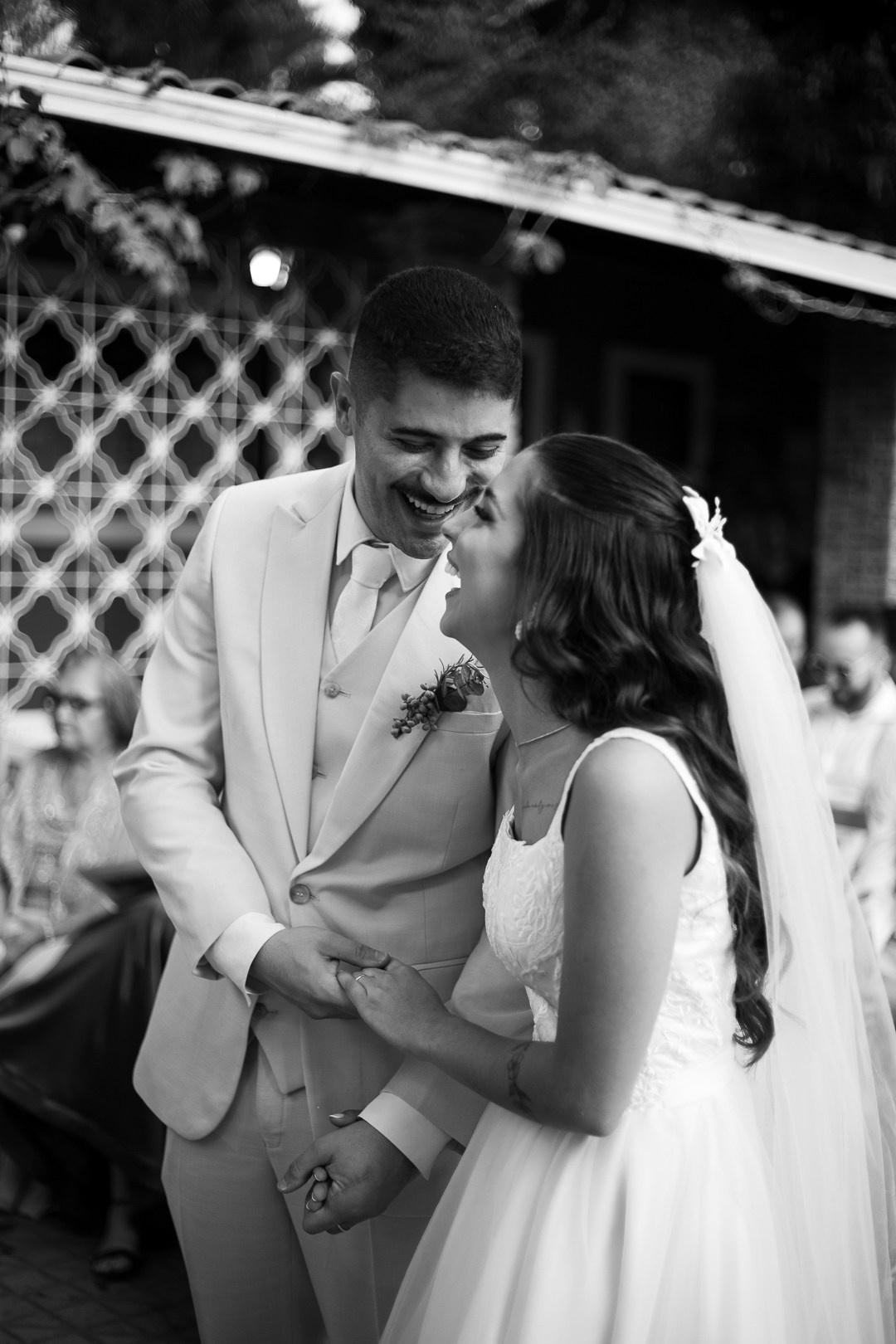 Fotografia documental de casamento no Vila Rica Pampulha com Débora e André realizada pela Edu e Josi Fotografia em cenário romântico.