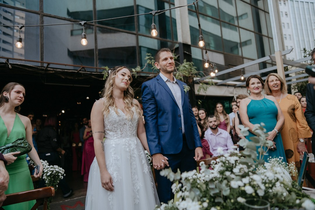 Casamento documental de Julia e Leo no Mocca Coffee & Meals com cerimônia intimista e momentos sinceros. A Edu e Josi Fotografia registrou tudo com autenticidade e emoção.