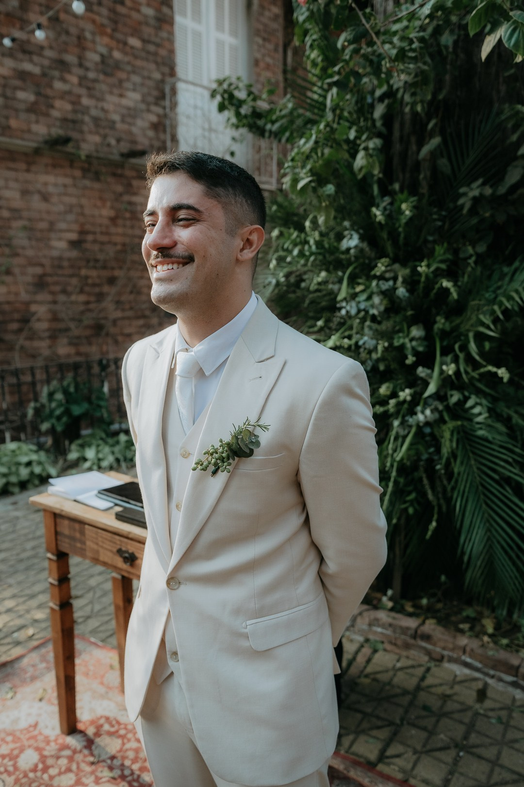 Fotografia documental de casamento em Belo Horizonte com Débora e André realizada pela Edu e Josi Fotografia em cerimônia ao final da tarde.