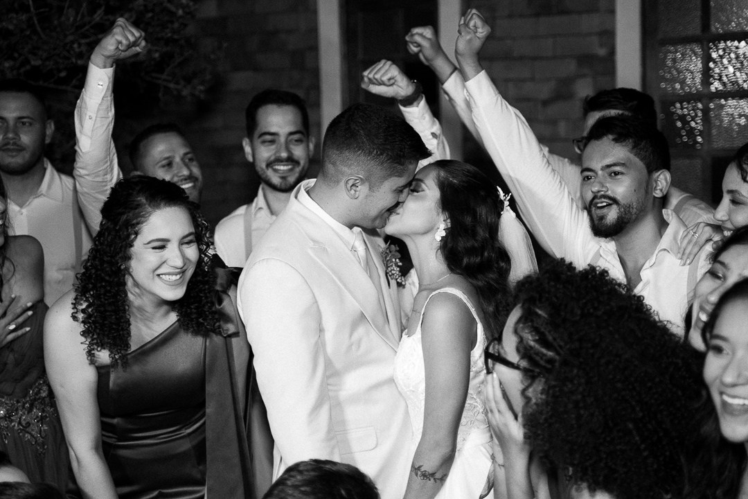 Casamento documental de Débora e André no Vila Rica Pampulha em Belo Horizonte com cerimônia ao pôr do sol e registros espontâneos da Edu e Josi Fotografia.