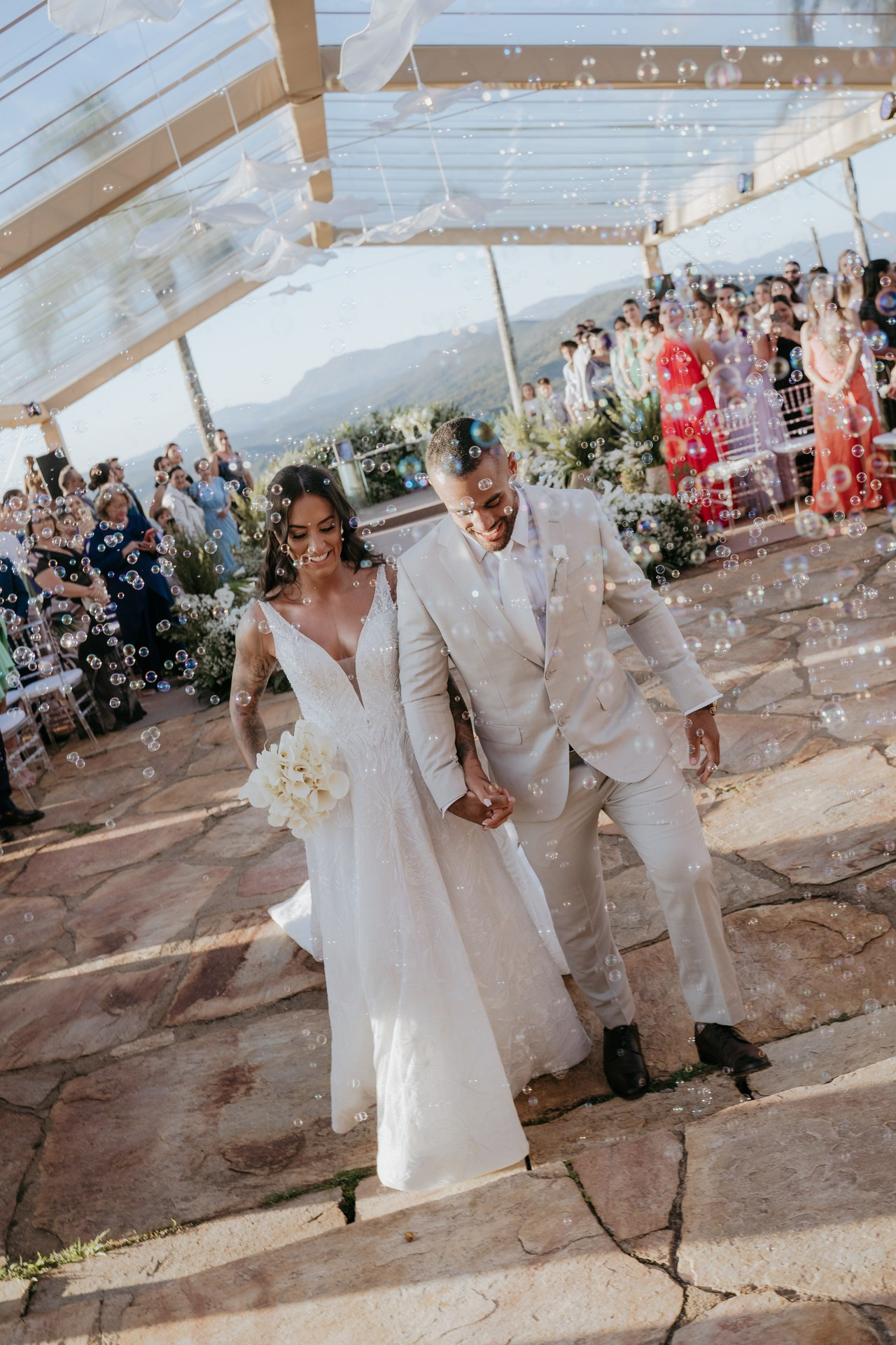 Casamento sofisticado de Andressa e Henrique no Vila Relicário em Ouro Preto com cobertura da Edu e Josi Fotografia e cerimônia no final de tarde.