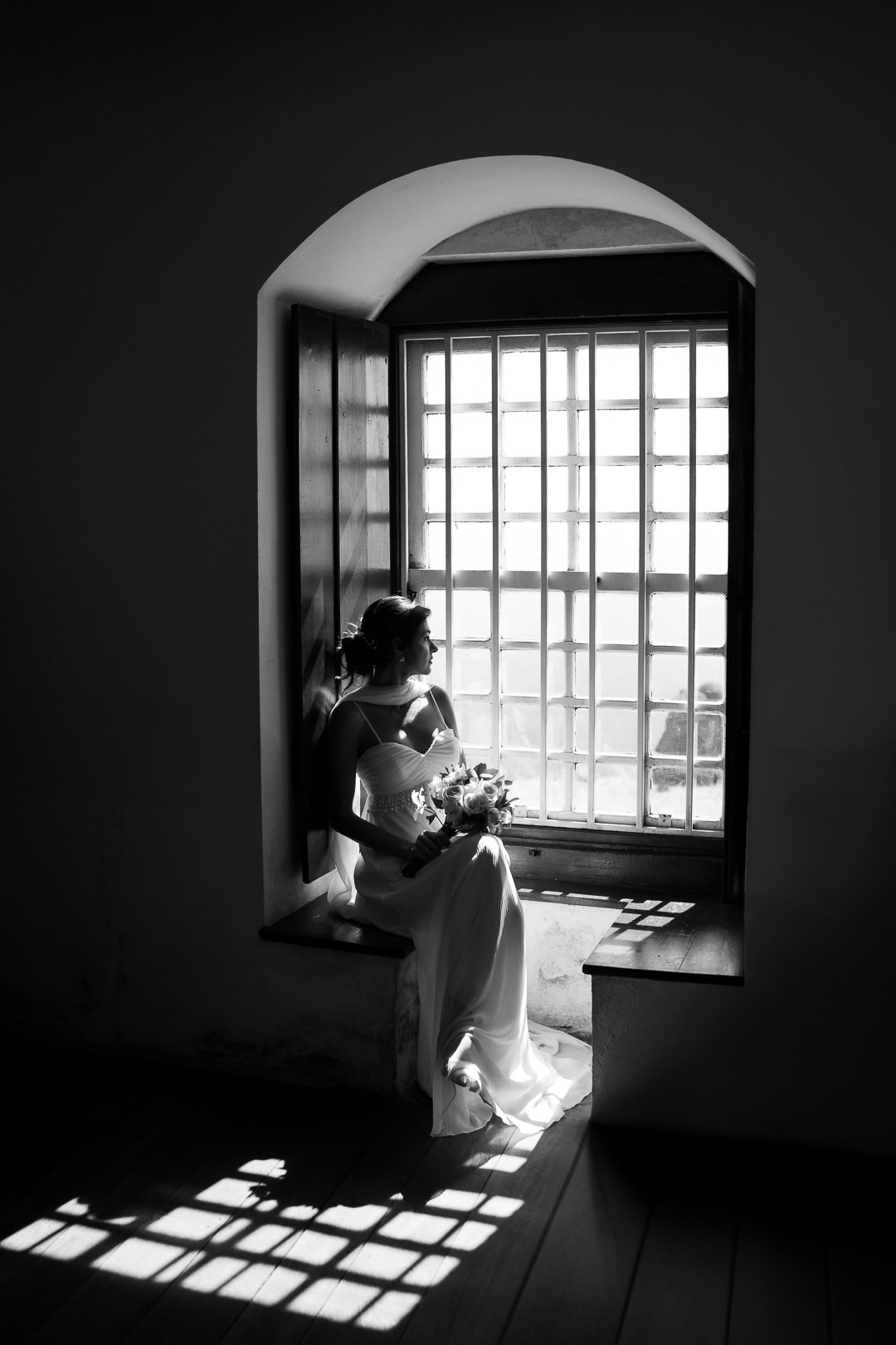Julianne e Helder celebraram seu casamento na Capela do Santuário de Nossa Senhora da Piedade com cobertura documental da Edu e Josi Fotografia.
