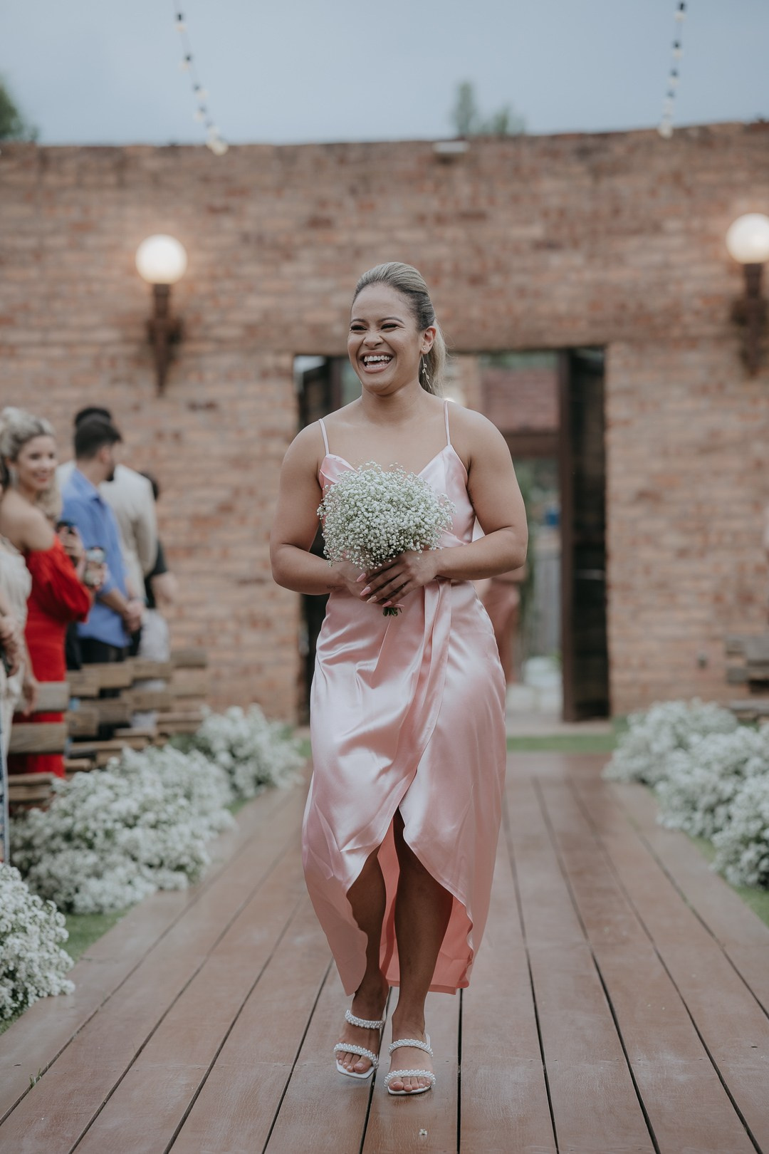 Casamento elegante de Inga e Jack no Olaria Eventos em Betim registrado pela Edu e Josi Fotografia com imagens naturais e espontâneas.