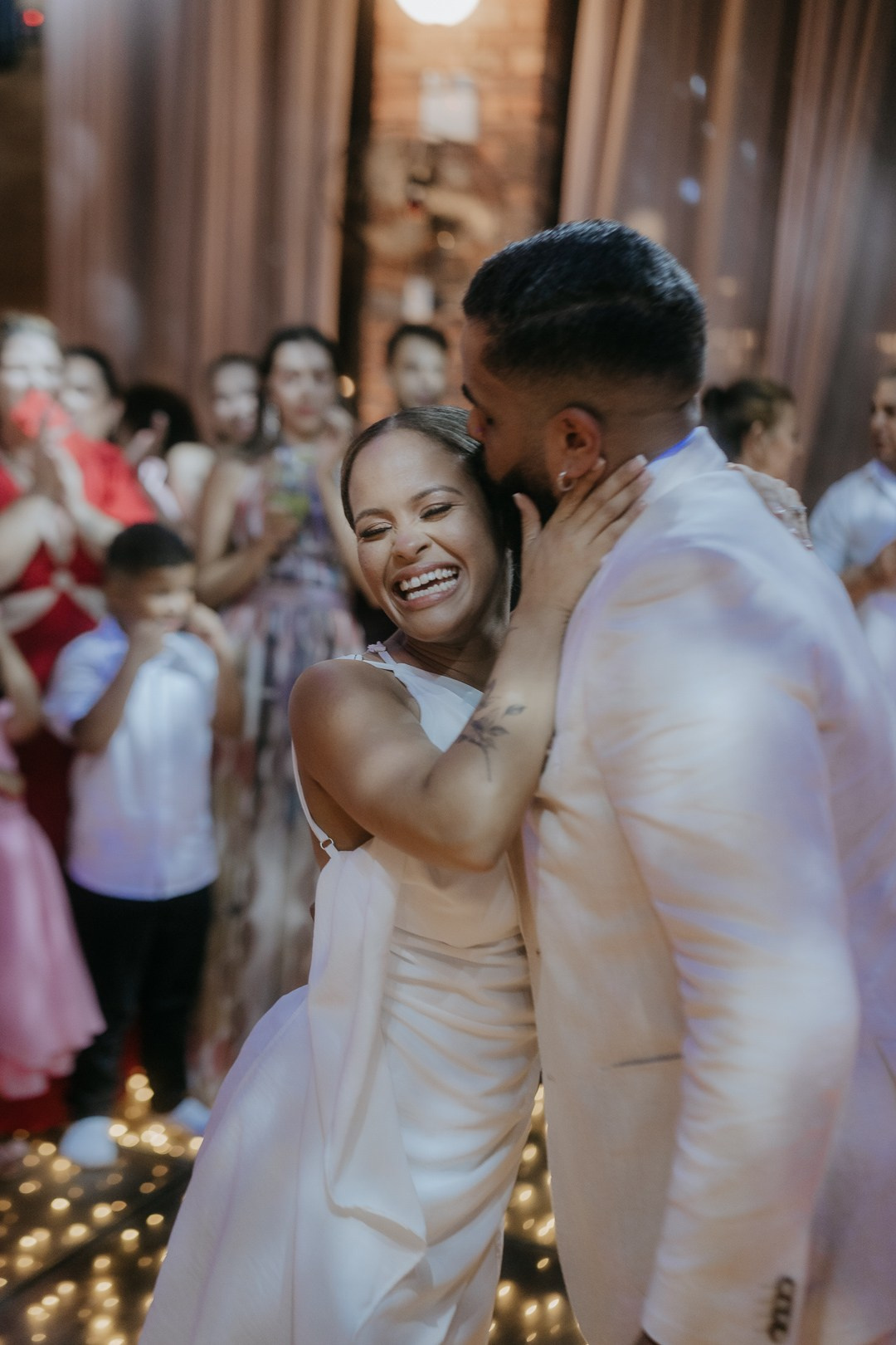 Fotografia documental da recepção no Olaria Eventos com Inga e Jack celebrando intensamente ao lado dos convidados em Betim MG.