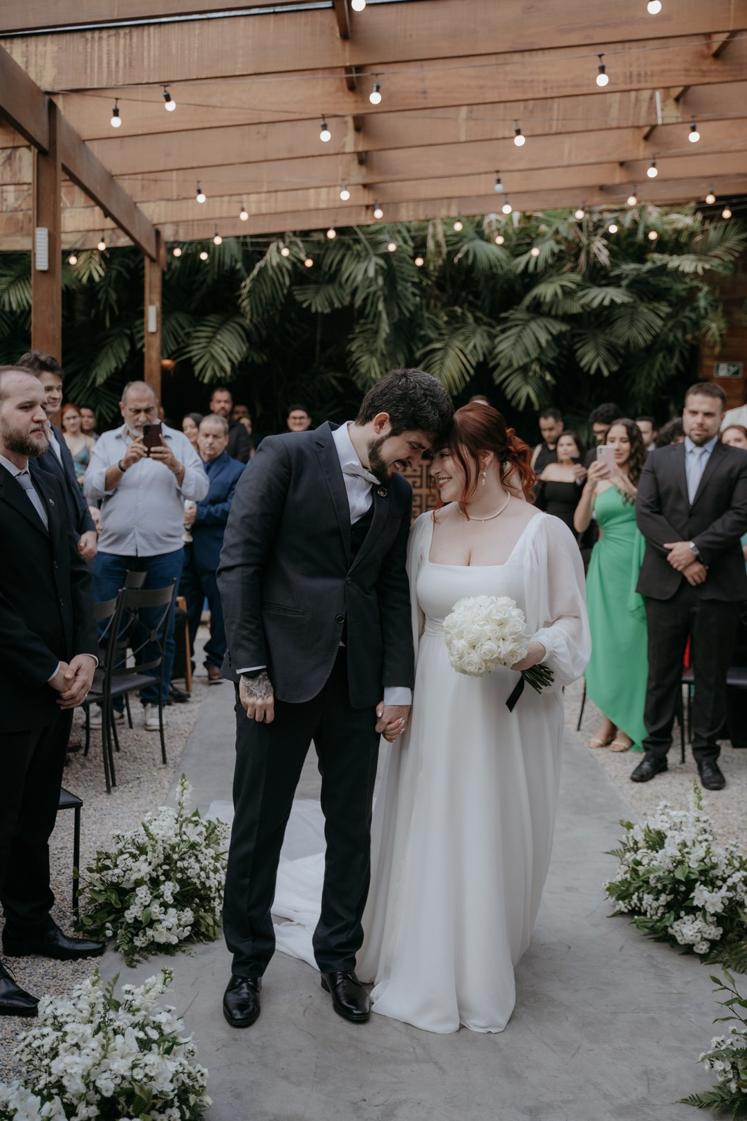 Ayla e Adriano celebraram o amor em um casamento acolhedor no Lá Tertúlia, em Belo Horizonte. A Edu e Josi Fotografia fotografou cada instante através de fotos documentais espontâneas e atemporais.