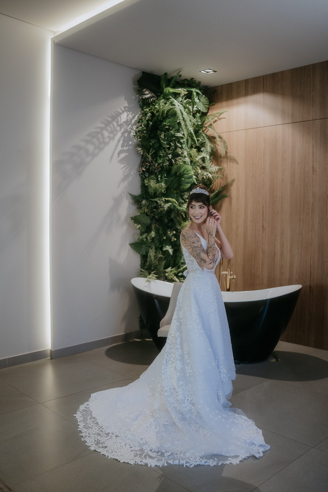 Fotografia documental no Liac Pampulha em BH com Cecília e João. Um casamento elegante e verdadeiro registrado com naturalidade.
