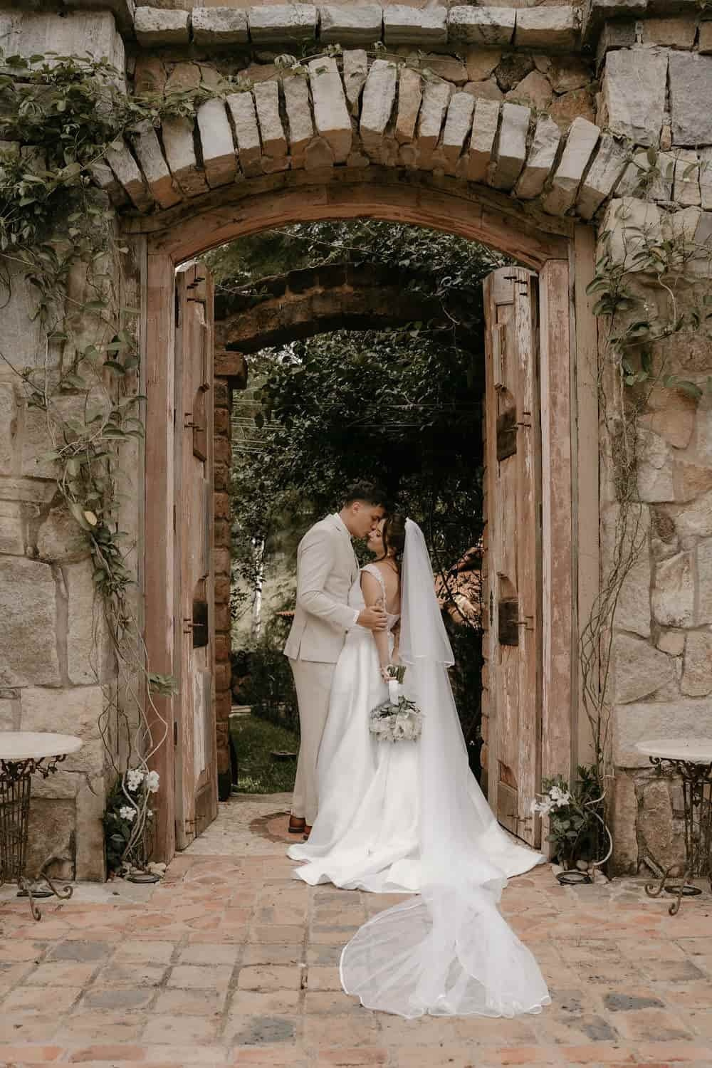 Edu e Josi Fotografia entregam muito mais do que imagens bonitas. Criamos fotos de casamento com narrativa documental, onde cada detalhe importa: a emoção da noiva, o olhar do noivo e tudo aquilo que torna o dia único e inesquecível.