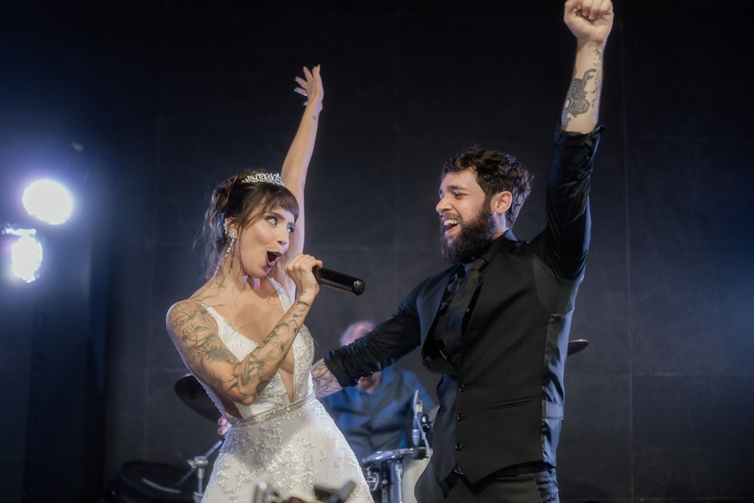 Cecília e João celebraram um casamento elegante no Liac Pampulha BH, registrado com olhar documental e imagens espontâneas e atemporais.