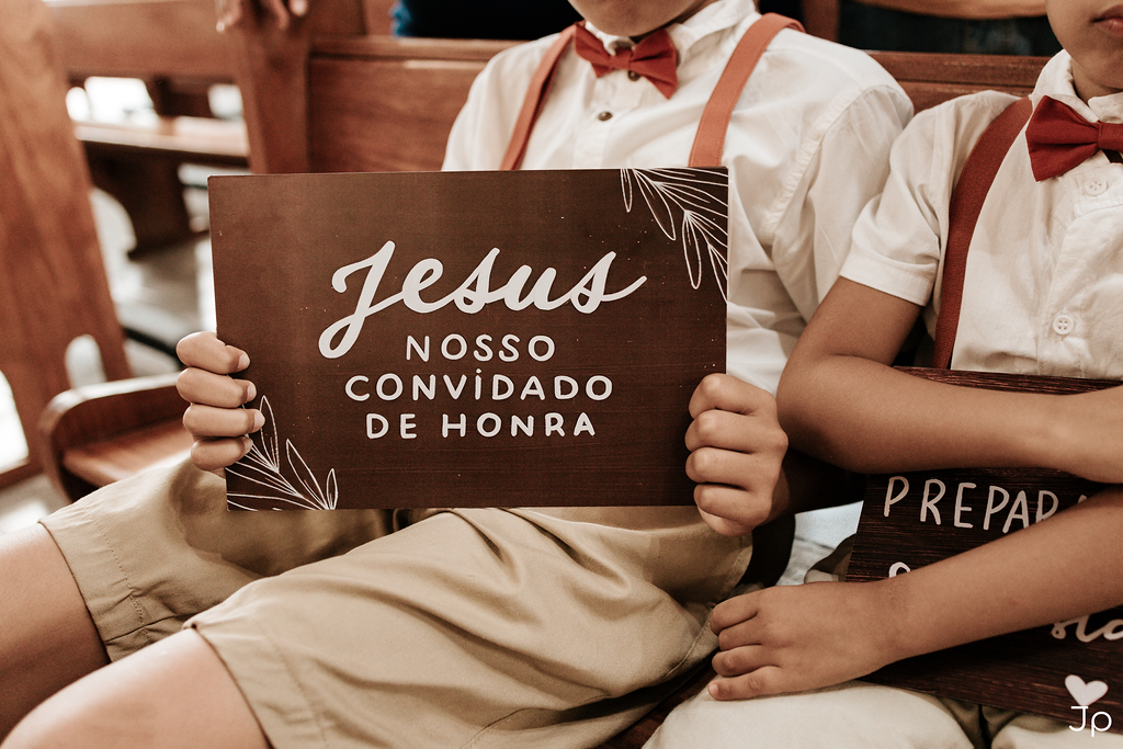 Convidado sentado no banco da igreja com folheto.