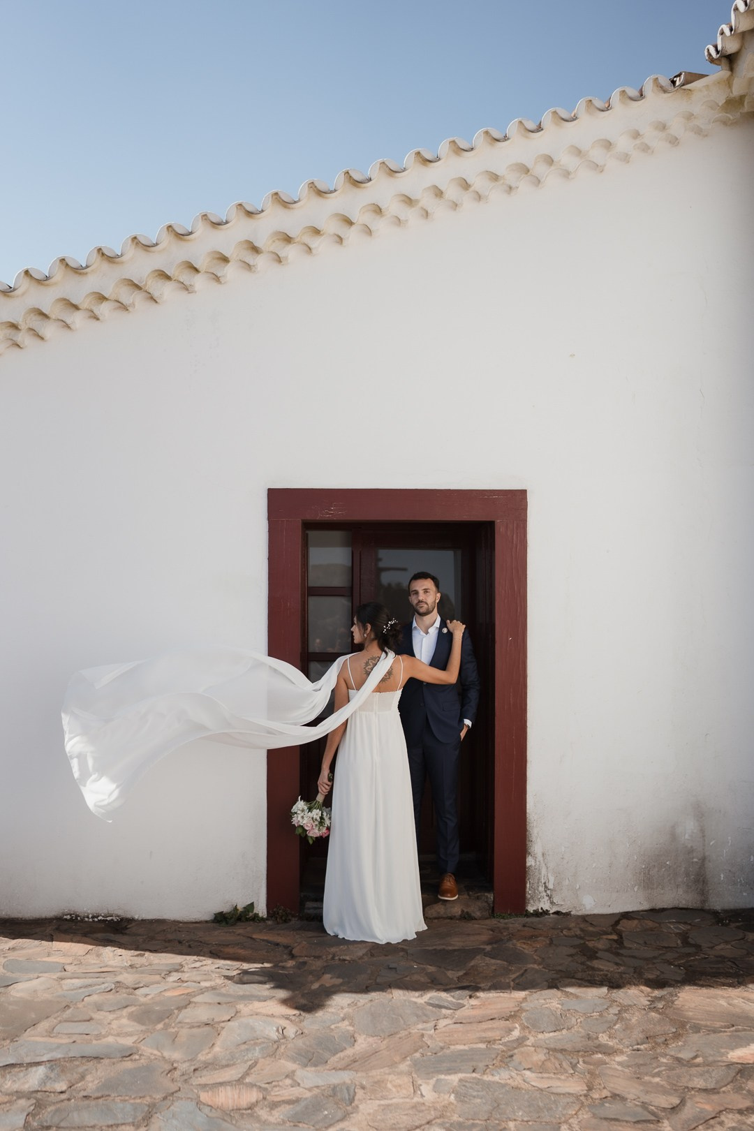 Fotografia de casamento documental de Julianne e Helder na Capela da Serra da Piedade em Minas Gerais com cobertura elegante da Edu e Josi Fotografia.