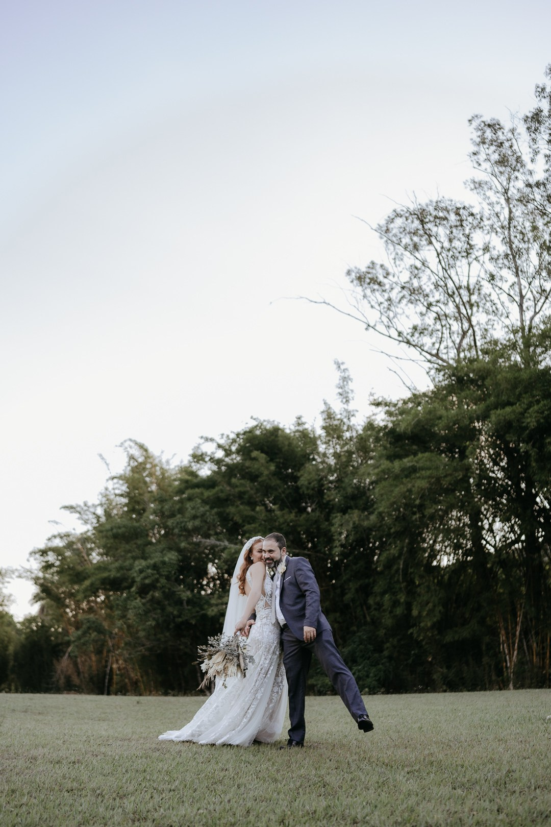 O casamento de Vivian e Paulo no Espaço Bodocó em Betim reuniu emoção, natureza e referências boho folk. A Edu e Josi Fotografia contou essa história de forma leve, afetiva e documental.
