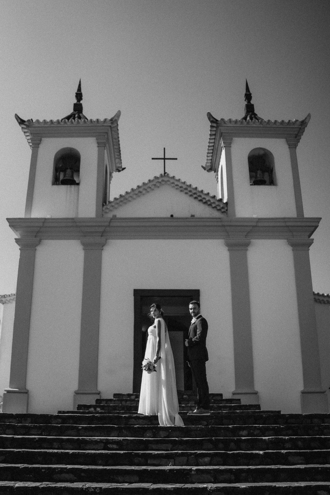 Fotografia documental na Serra da Piedade com Julianne e Helder em um casamento religioso elegante registrado pela Edu e Josi Fotografia.