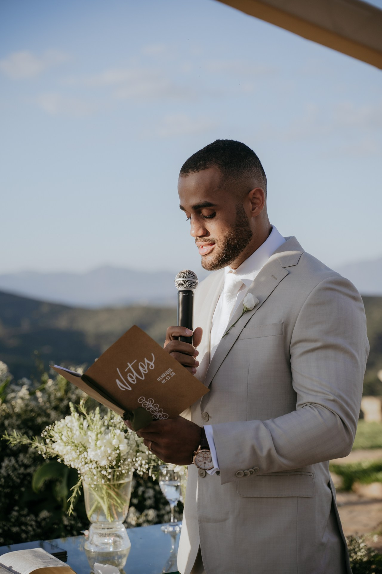 Casamento documental de Andressa e Henrique no Vila Relicário em Ouro Preto MG ao pôr do sol registrado pela Edu e Josi Fotografia. Fotografias naturais, emocionantes e espontâneas em um cenário romântico entre montanhas históricas de Minas Gerais.