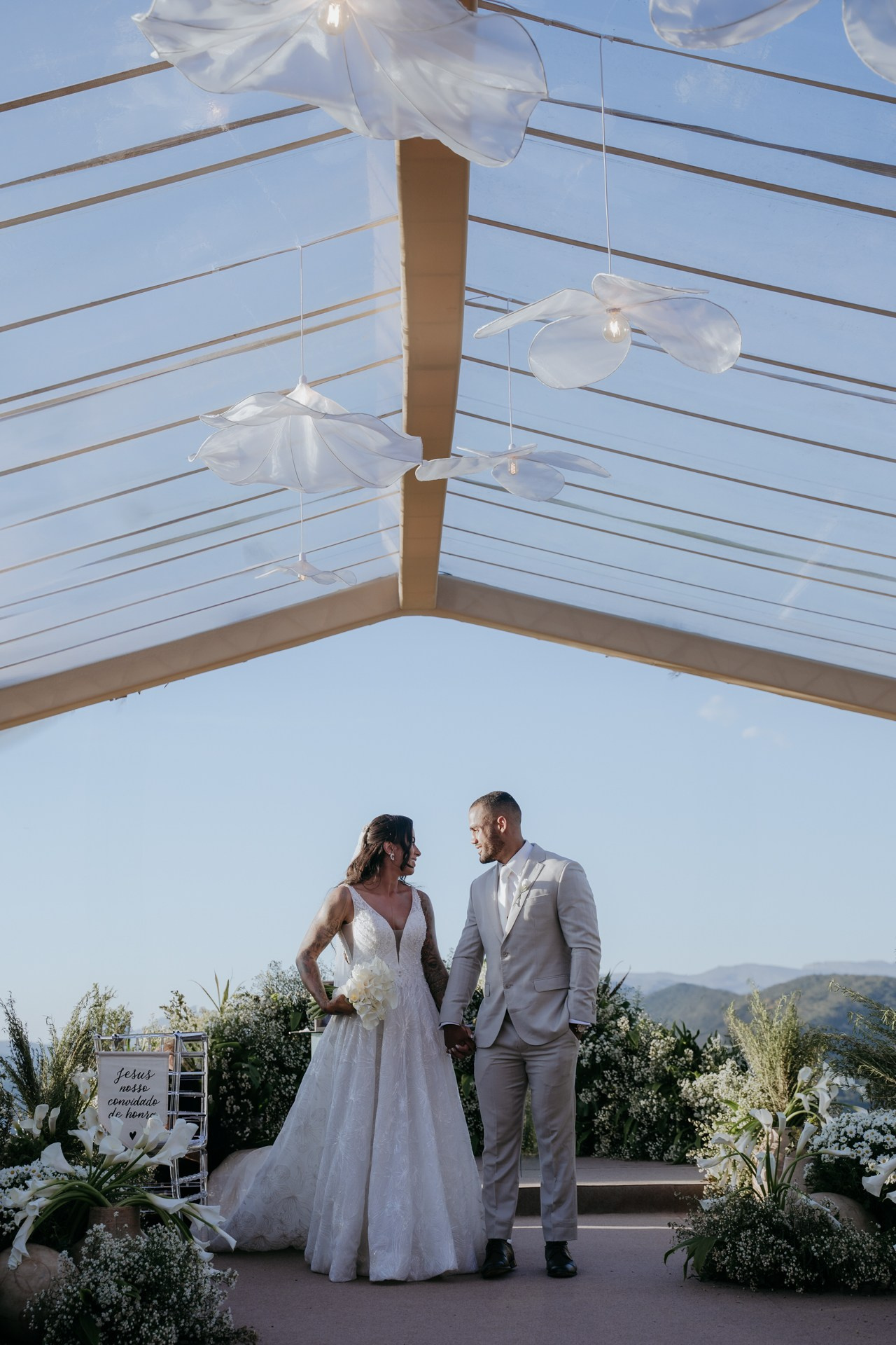 Andressa e Henrique viveram um casamento emocionante no Vila Relicário em Ouro Preto MG com cerimônia ao pôr do sol e registros documentais feitos pela Edu e Josi Fotografia.