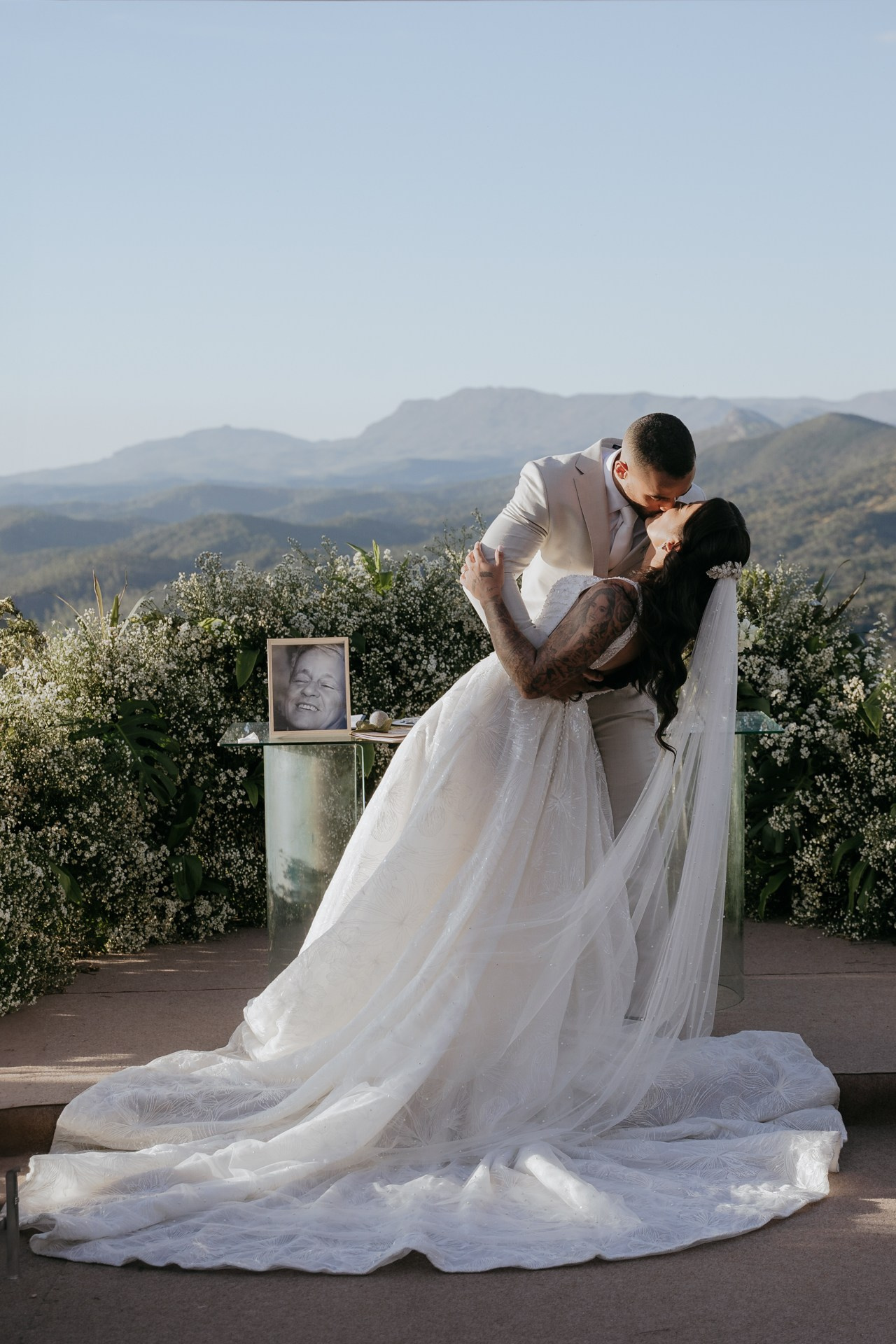 Casamento intimista de Andressa e Henrique no Vila Relicário em Ouro Preto registrado pela Edu e Josi Fotografia com cerimônia ao ar livre, final de tarde e imagens espontâneas.