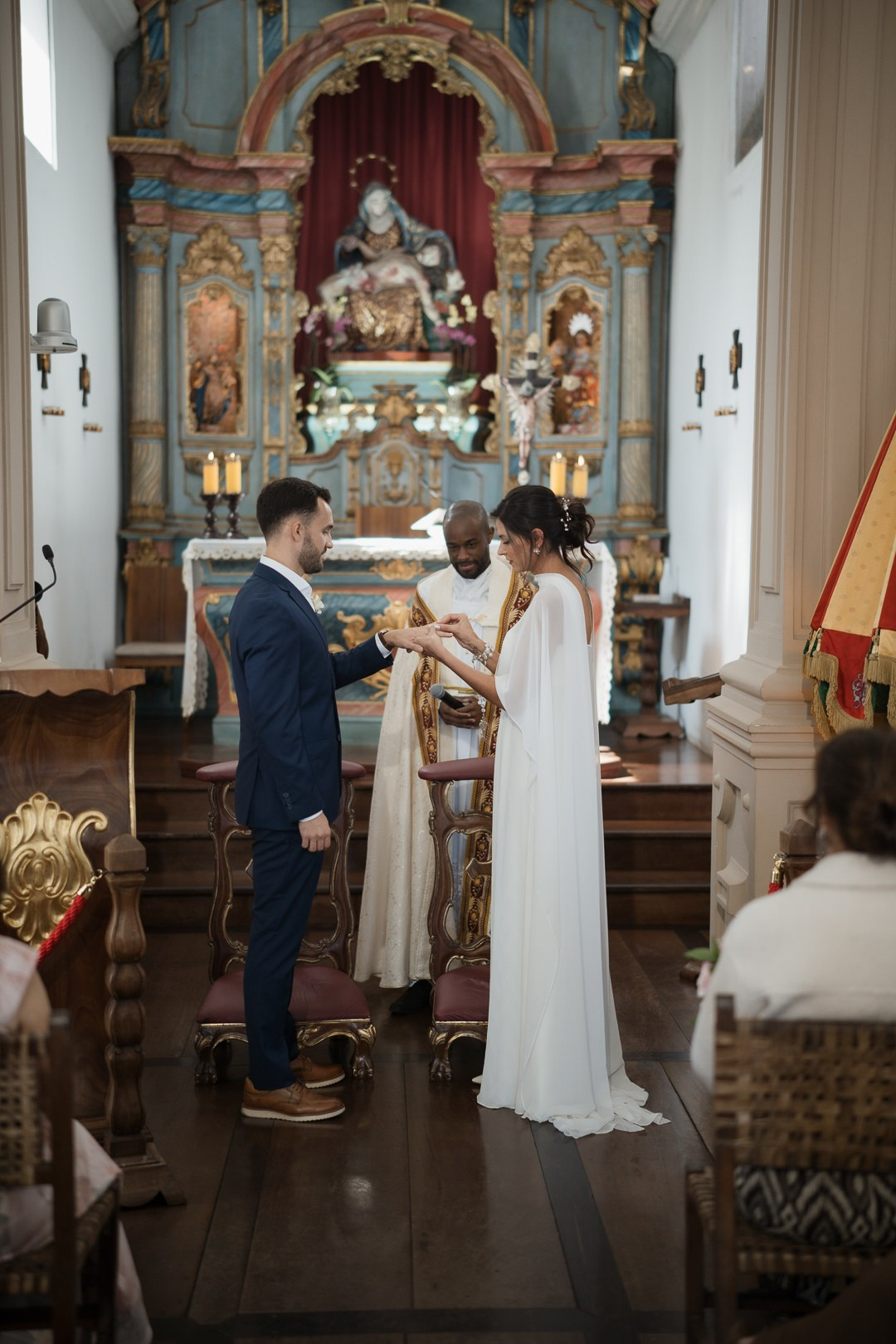 Fotografia documental de casamento de Julianne e Helder na Serra da Piedade MG realizada pela Edu e Josi Fotografia. Registros naturais da cerimônia religiosa e dos momentos mais emocionantes do casal.