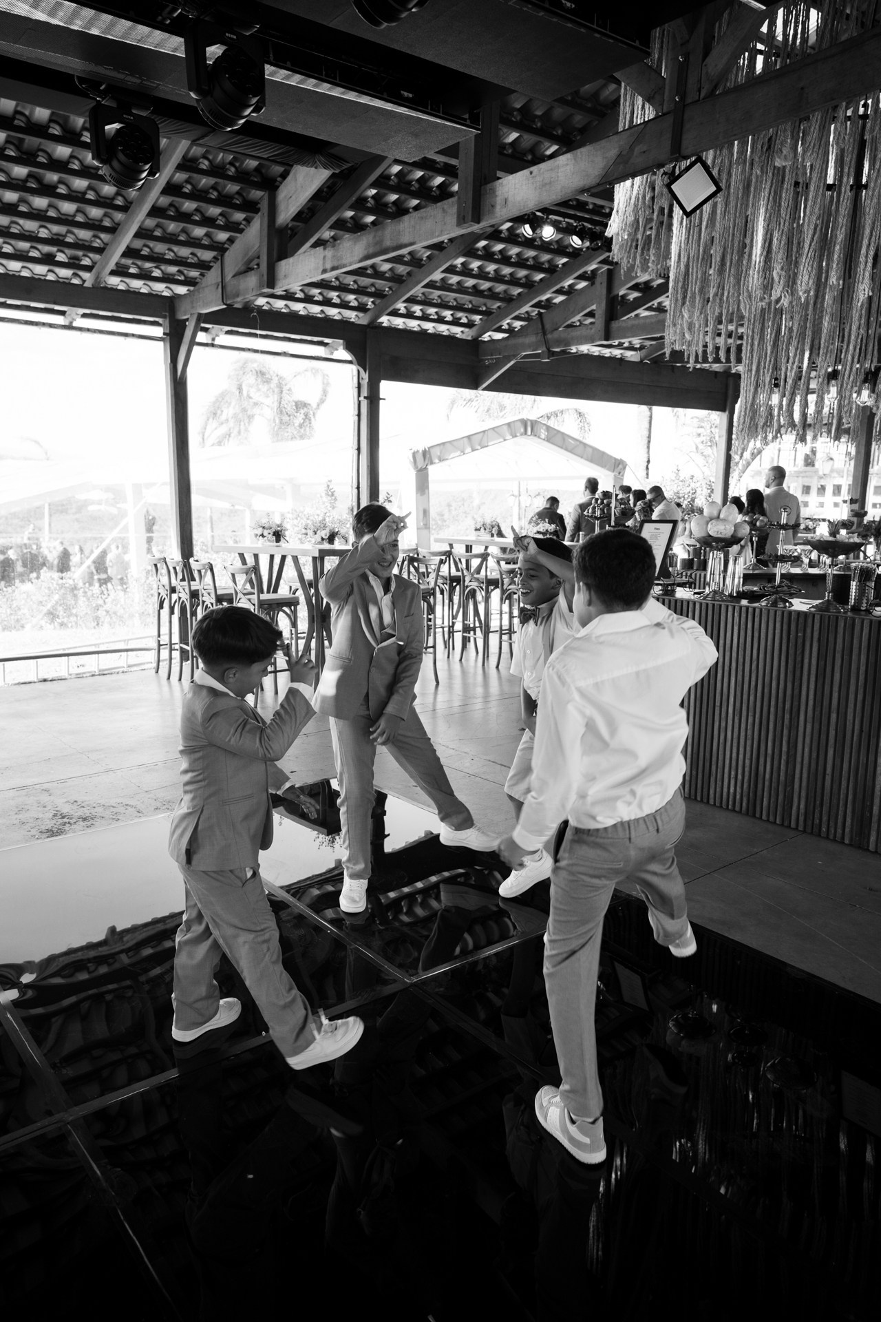 Fotografia espontânea de casamento no Vila Relicário em Ouro Preto com Andressa e Henrique feita pela Edu e Josi Fotografia.