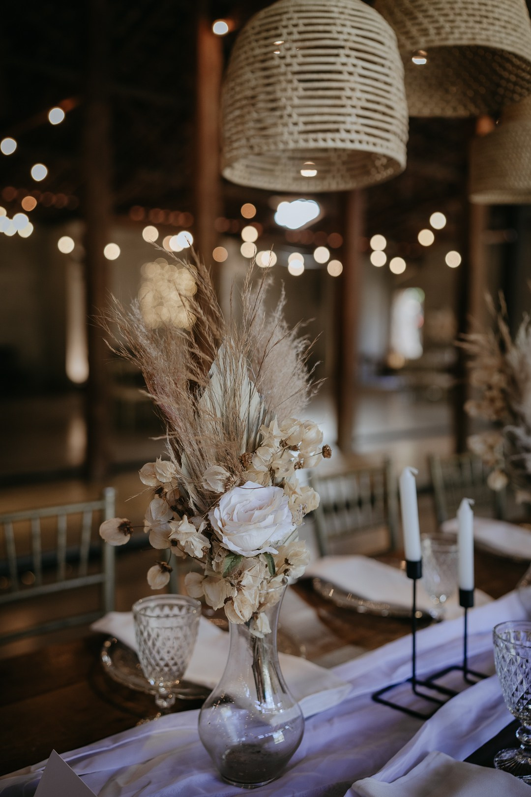 O Espaço Bodocó, em Betim, recebeu o casamento de Vivian e Paulo em uma celebração boho folk cheia de personalidade. A Edu e Josi Fotografia registrou emoções, abraços, dança e detalhes com fotografia documental.