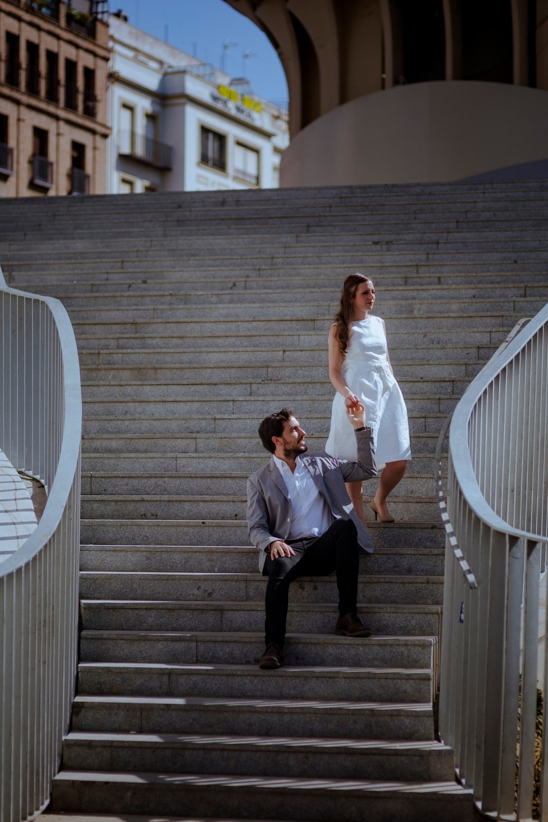 Sesión pre boda por las calles de Sevilla. Fotógrafo de bodas