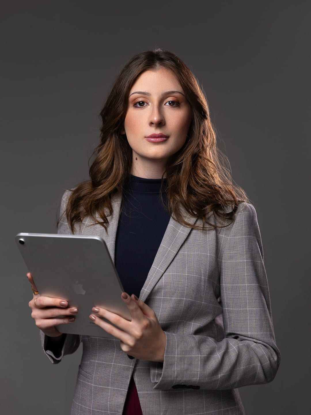 Ensaio corporativo feminino em estúdio no Tucuruvi, São Paulo, para advogada. Retratos profissionais que transmitem credibilidade, confiança e autoridade, fortalecendo sua imagem profissional e presença digital.