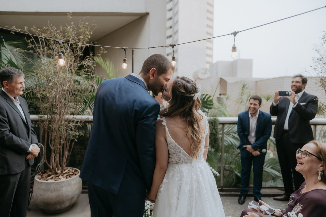 Julia e Leo viveram um casamento documental cheio de conexão no Mocca Coffee & Meals, em Nova Lima MG. A Edu e Josi Fotografia eternizou abraços, sorrisos e emoções reais.