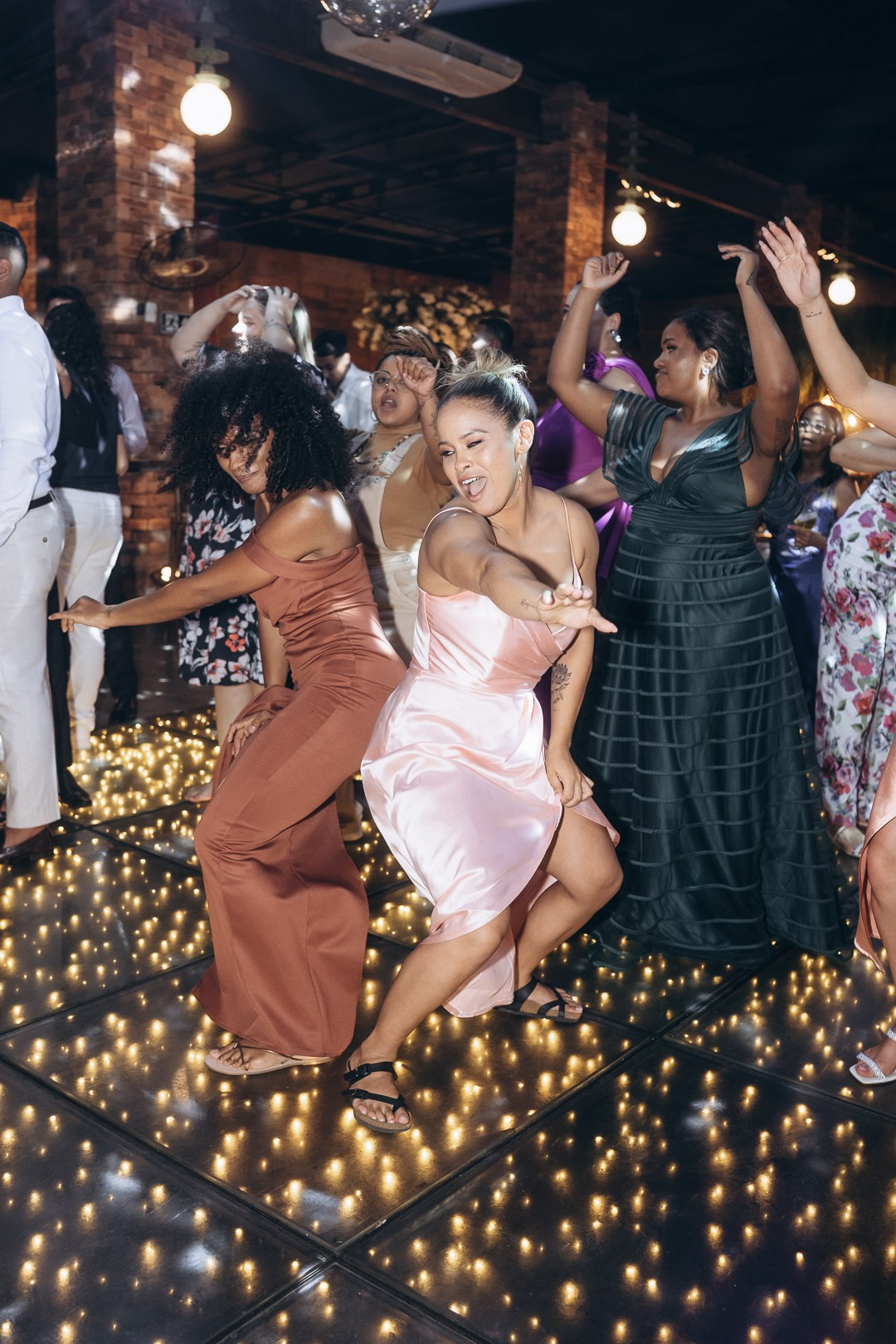 Casamento sofisticado de Inga e Jack em Betim com recepção animada no Olaria Eventos e registros espontâneos da Edu e Josi Fotografia.