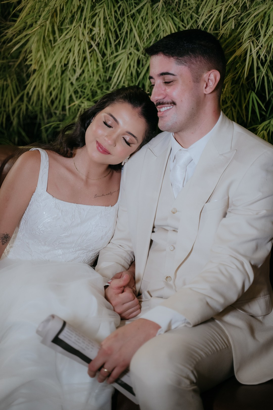 Casamento elegante de Débora e André no Vila Rica Pampulha em Belo Horizonte com recepção cheia de emoção, dança e cobertura documental espontânea.
