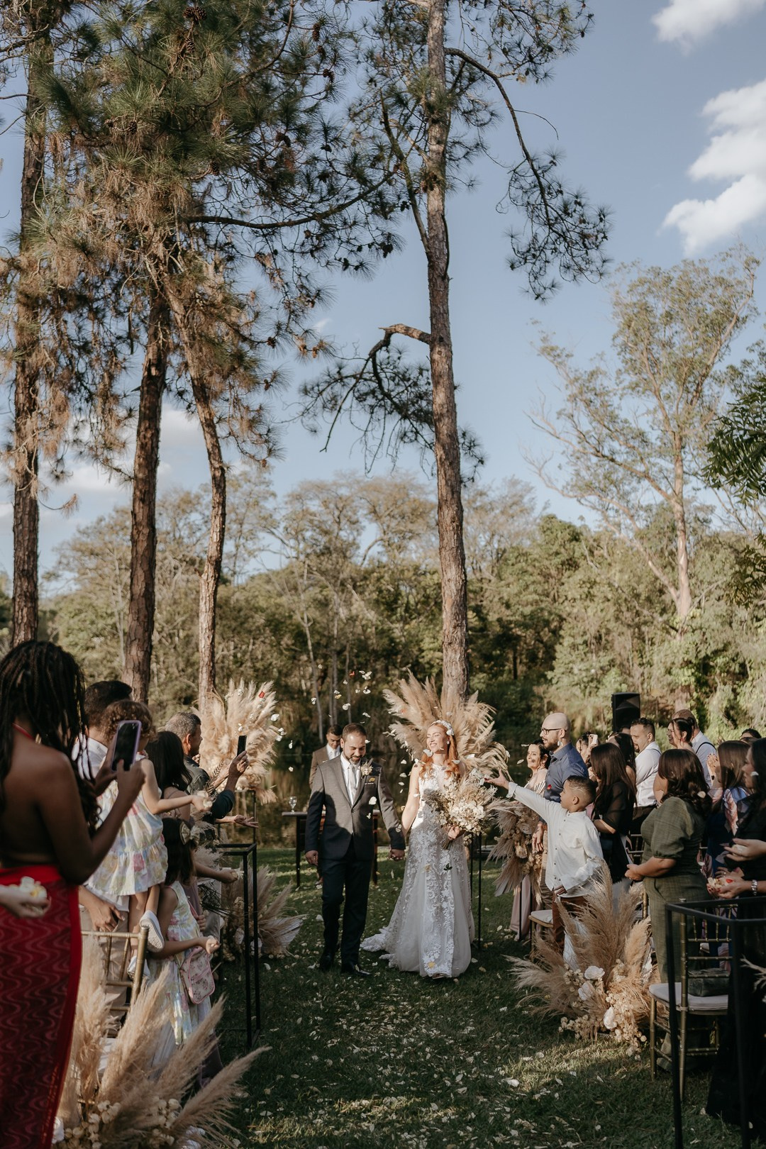 Vivian e Paulo celebraram o amor em um casamento boho folk no Espaço Bodocó, em Betim. A Edu e Josi Fotografia registrou cada emoção, detalhe e sorriso de maneira espontânea e verdadeira.