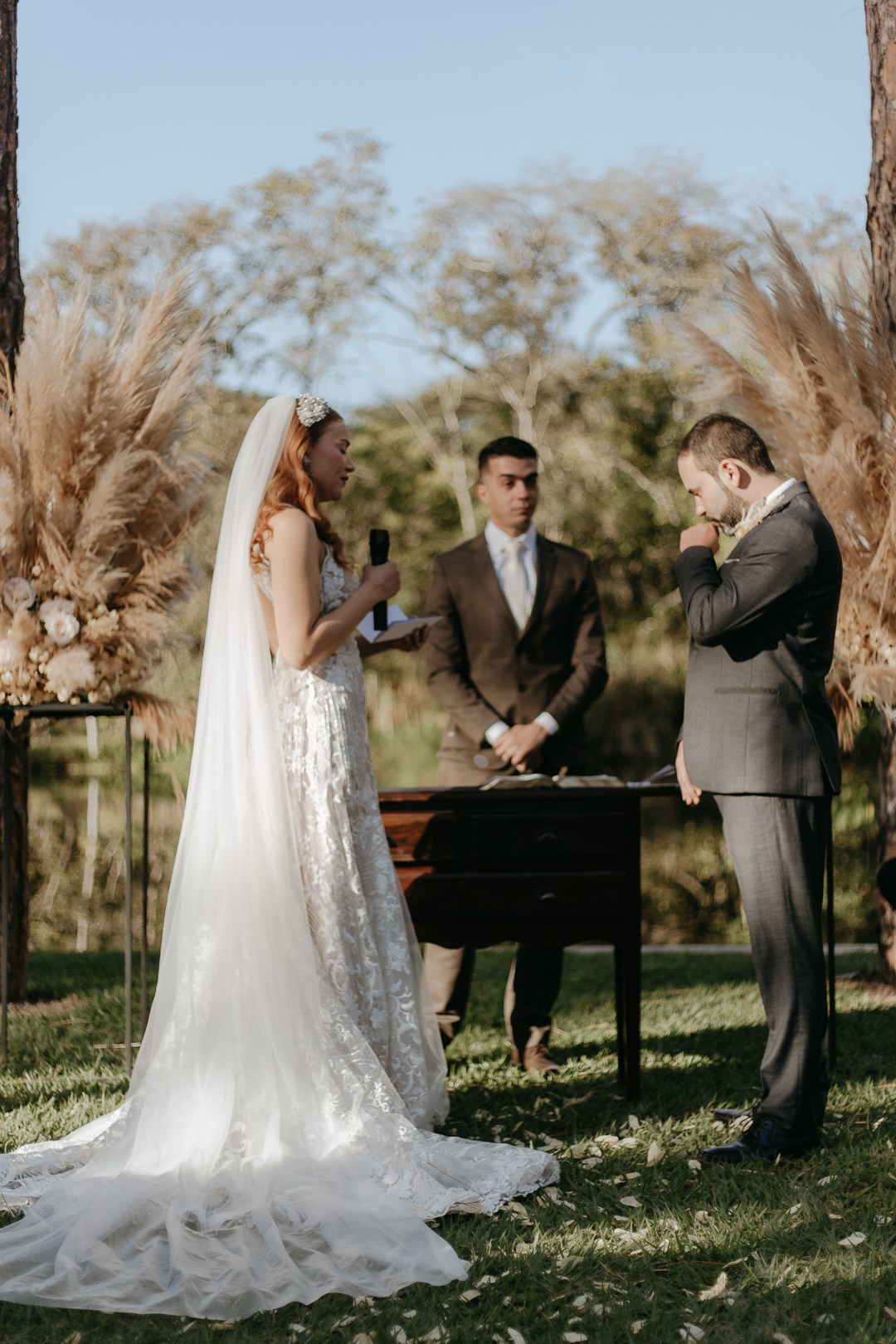 Vivian e Paulo viveram um casamento natural e cheio de personalidade no Espaço Bodocó, em Betim. A Edu e Josi Fotografia eternizou essa história através de uma fotografia documental sensível e espontânea.