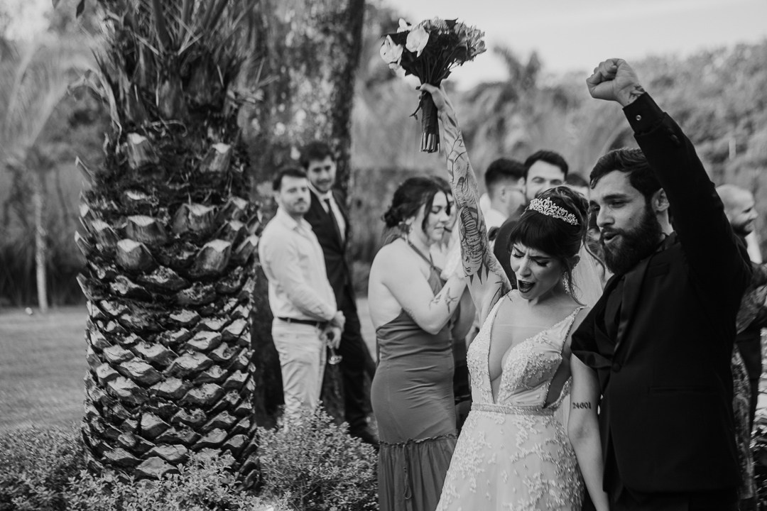 Casamento documental em Belo Horizonte no Liac Pampulha. Cecília e João em fotografias naturais e elegantes, criando memórias atemporais cheias de emoção e autenticidade.