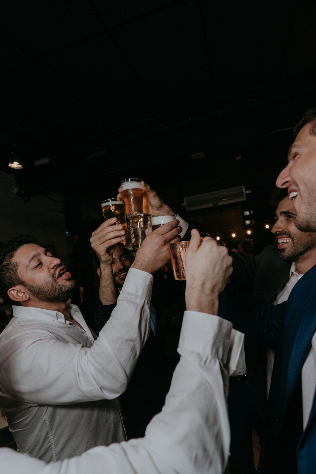 Julia e Leo celebraram um casamento intimista e emocionante no Mocca Coffee & Meals, no Vila da Serra. A Edu e Josi Fotografia registrou cada detalhe através de uma fotografia documental leve, espontânea e verdadeira.