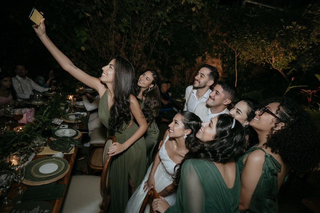 Fotografia espontânea da festa de casamento de Débora e André no Vila Rica Pampulha MG com convidados celebrando intensamente e muita animação na pista.