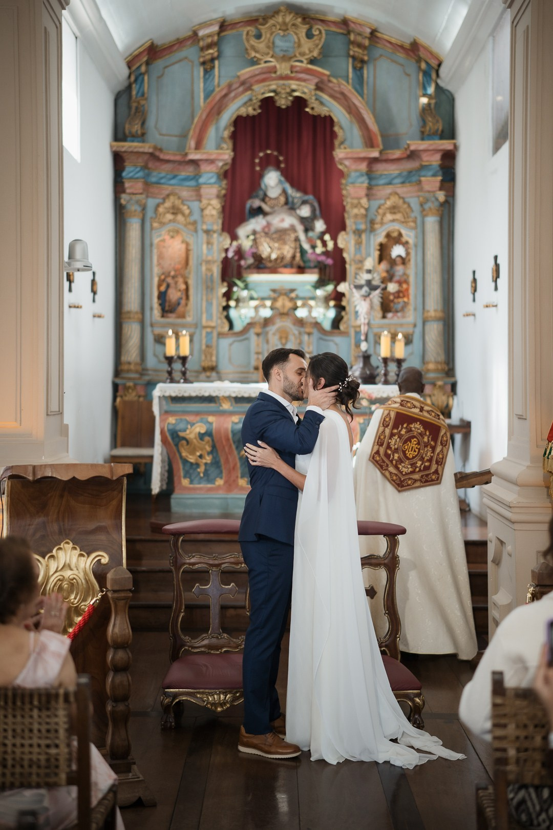 Casamento intimista de Julianne e Helder no Santuário de Nossa Senhora da Piedade registrado pela Edu e Josi Fotografia com estilo documental, espontâneo e elegante em Minas Gerais.