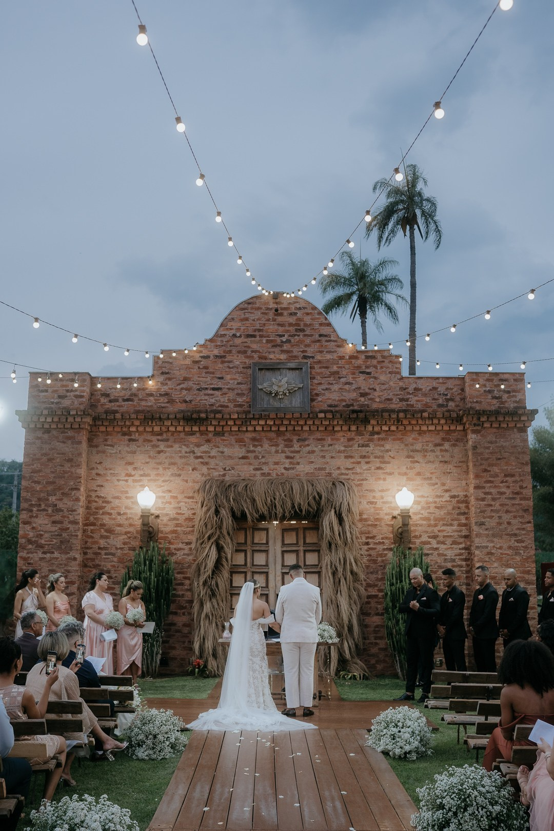 Fotografia espontânea de casamento de Inga e Jack no Olaria Eventos em Betim MG realizada pela Edu e Josi Fotografia com estilo elegante e documental.