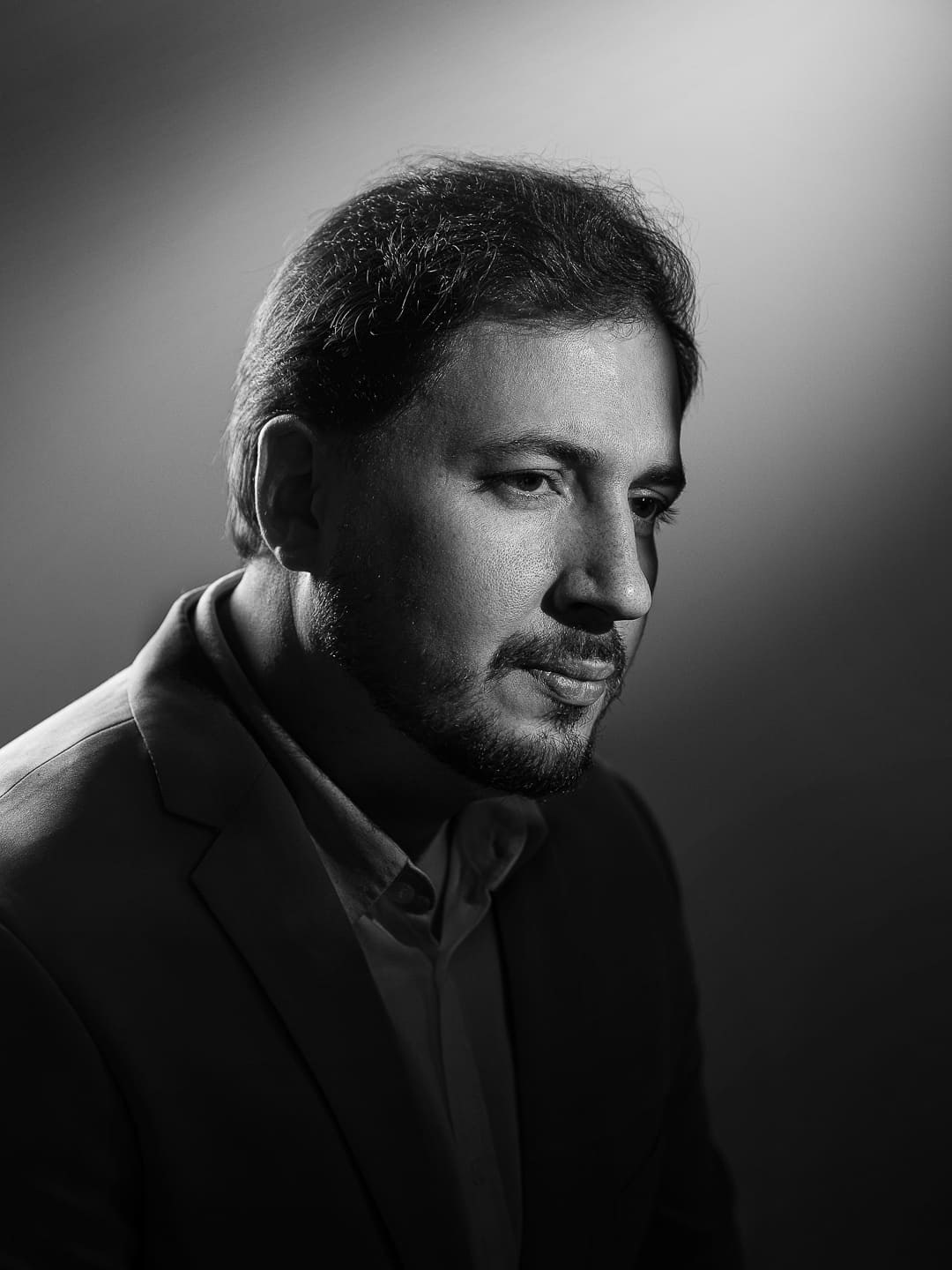 Ensaio corporativo feminino em estúdio no Tucuruvi, São Paulo, para advogada. Retratos profissionais que transmitem credibilidade, confiança e autoridade, fortalecendo sua imagem profissional e presença digital.