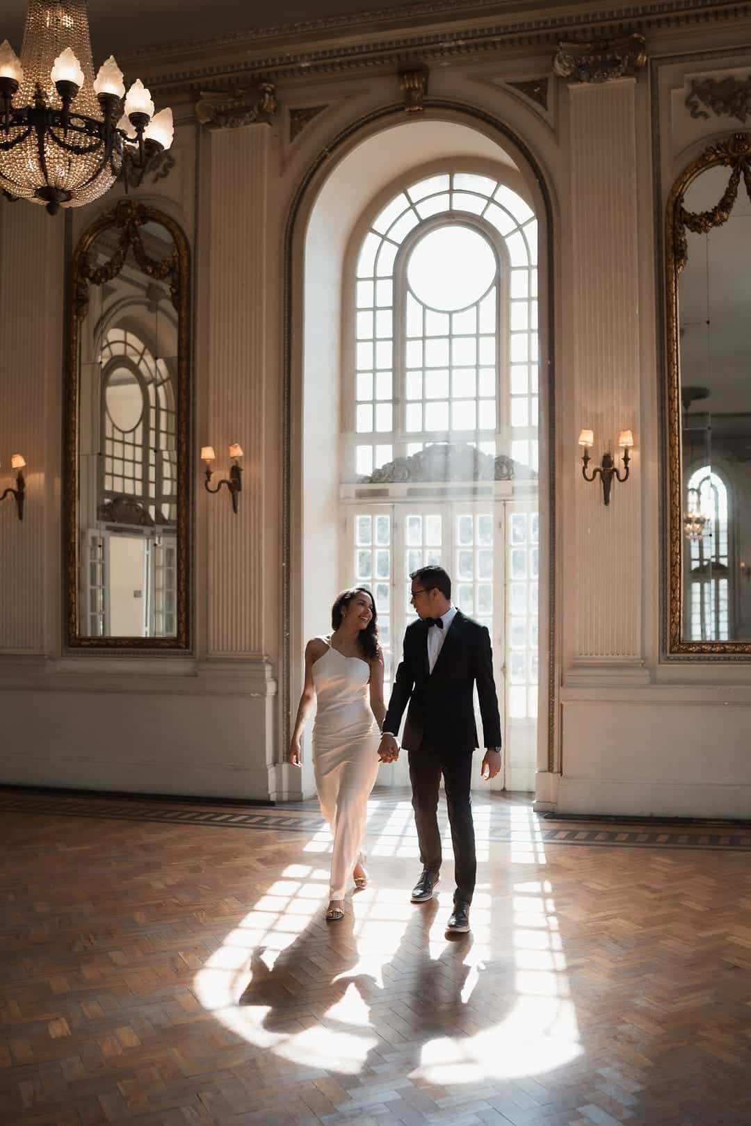As noivas que buscam fotos de casamento com verdade encontram na Edu e Josi Fotografia uma forma de contar histórias através da fotografia documental, sem interferência, sem direção excessiva, apenas o real acontecendo.