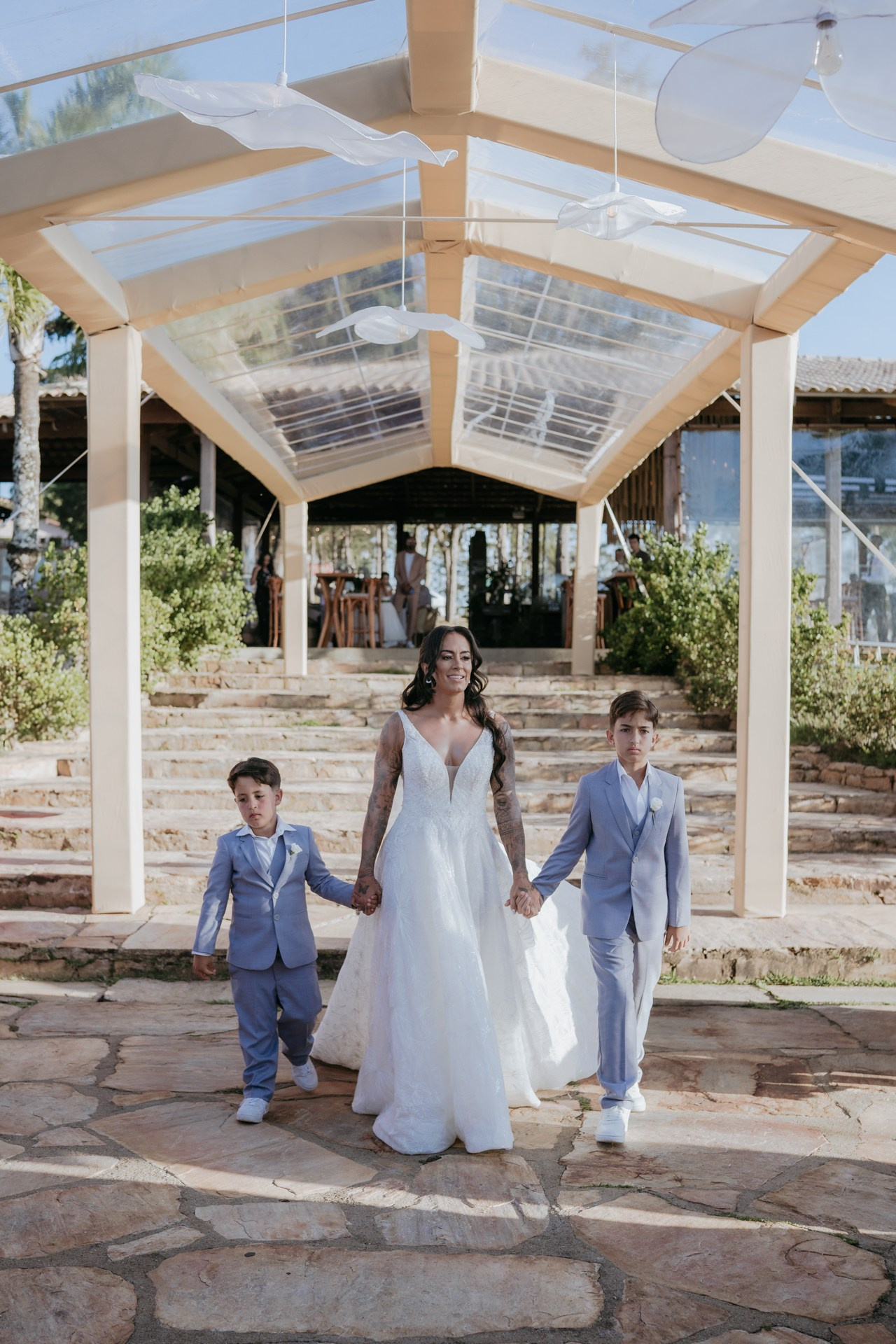 Casamento elegante no Vila Relicário em Ouro Preto MG com Andressa e Henrique e fotografia documental da Edu e Josi Fotografia ao entardecer.