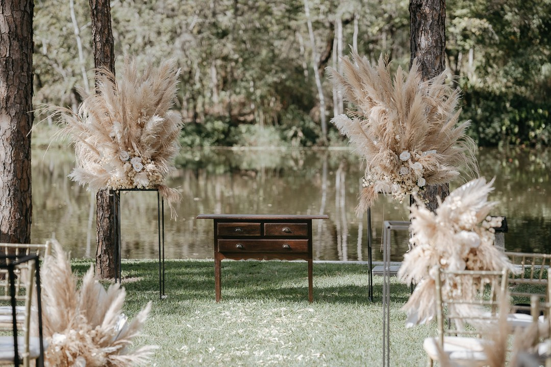Vivian e Paulo celebraram um casamento folk e boho no Espaço Bodocó, em Betim, com cerimônia emocionante e recepção cheia de energia. A Edu e Josi Fotografia registrou cada detalhe através da fotografia documental e afetiva.