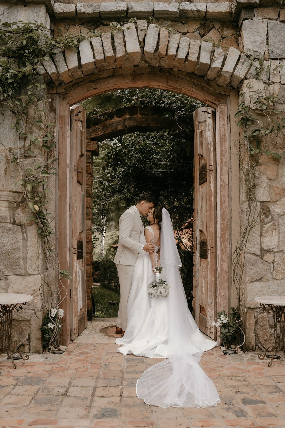 Ensaio pós-casamento Belo Horizonte, trash the dress bh, fotos casal naturais, ensaio leve casal | Fotos leves e sensíveis. Edu e Josi Fotografia de Casamento em Belo Horizonte | Fotografia documental de casamento