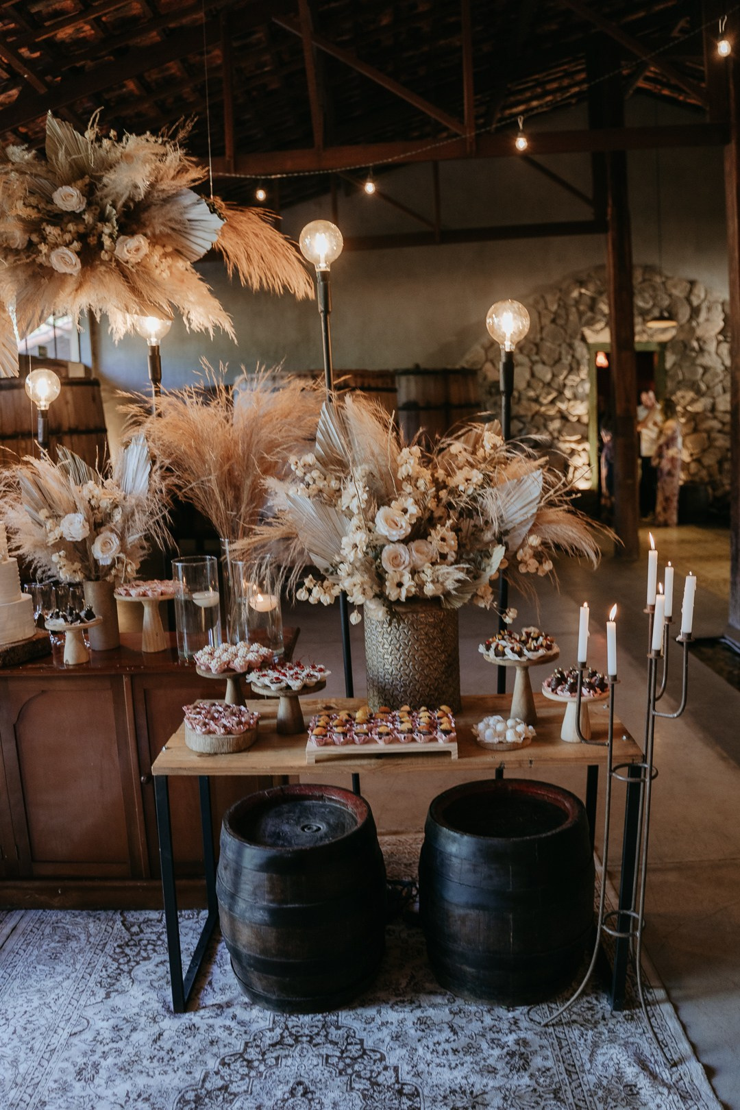 Vivian e Paulo celebraram o amor no Espaço Bodocó, em Betim, em um casamento documental com essência boho folk. A Edu e Josi Fotografia eternizou emoções reais, sorrisos sinceros e muita conexão.