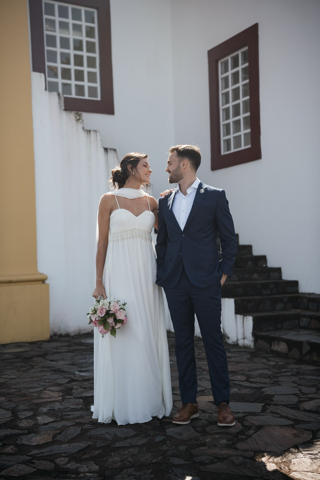 Casamento documental na Serra da Piedade com Julianne e Helder no Santuário de Nossa Senhora da Piedade registrado pela Edu e Josi Fotografia. Emoções reais e momentos espontâneos.