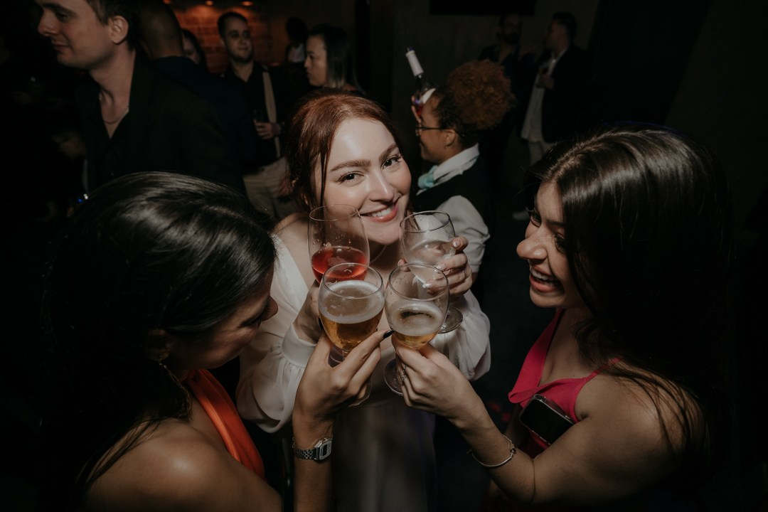 O Lá Tertúlia, em Belo Horizonte MG, foi cenário do casamento intimista de Ayla e Adriano. A Edu e Josi Fotografia fotografou emoções reais, abraços sinceros e fotos documentais cheias de verdade e conexão.