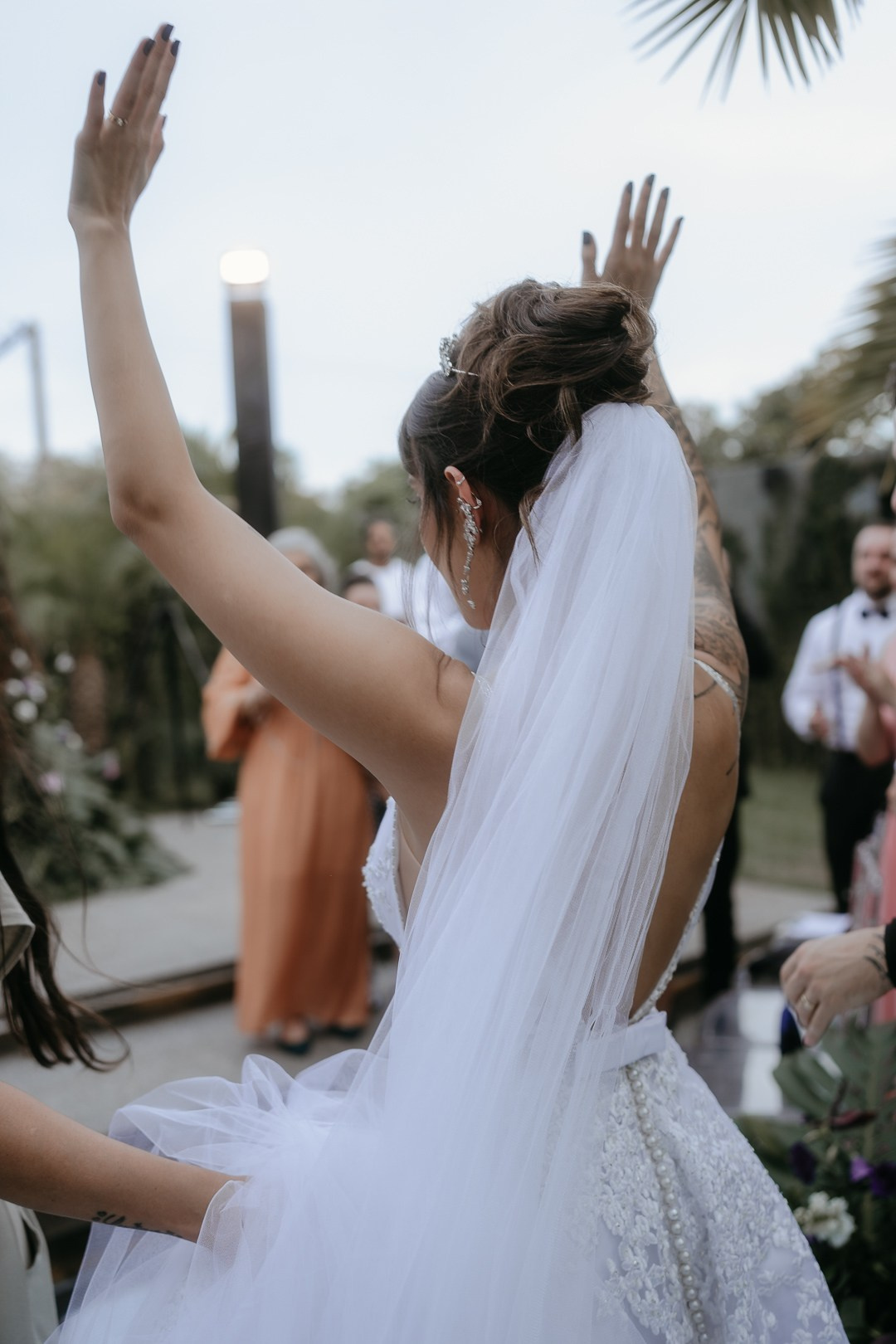 Liac Pampulha em BH como cenário do casamento de Cecília e João, registrado com fotografia documental e estética sofisticada em imagens leves, espontâneas e verdadeiras.