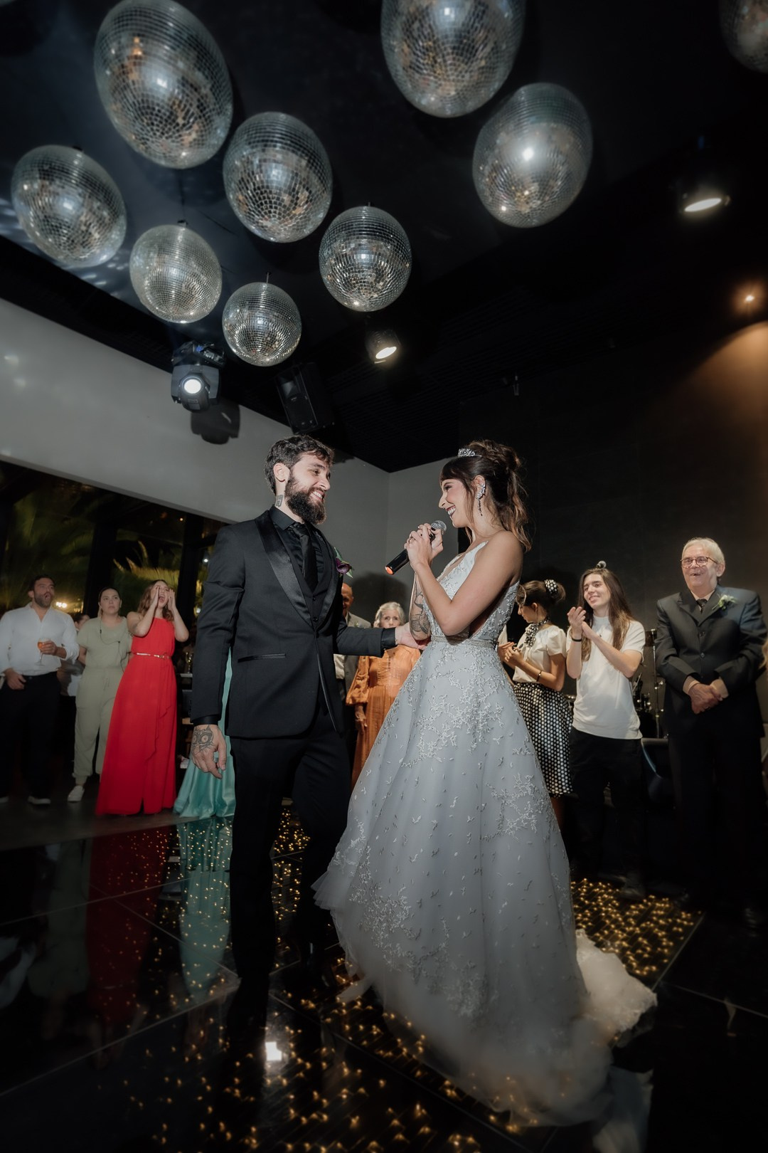 Casamento documental de Cecília e João no Liac Pampulha, em Belo Horizonte, com fotografias naturais, elegantes e cheias de emoção. Um registro espontâneo e atemporal valorizando momentos reais e a conexão verdadeira do casal.