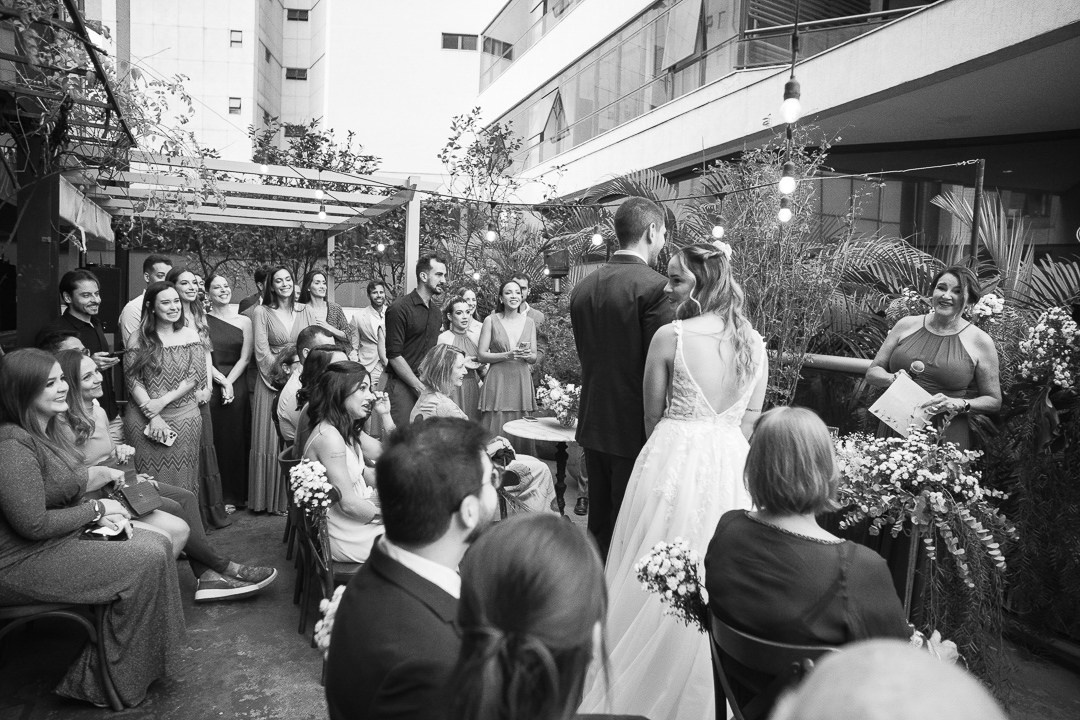 O Mocca Coffee & Meals foi palco do casamento intimista de Julia e Leo no Vila da Serra. A Edu e Josi Fotografia registrou emoções sinceras e momentos inesquecíveis com olhar documental.